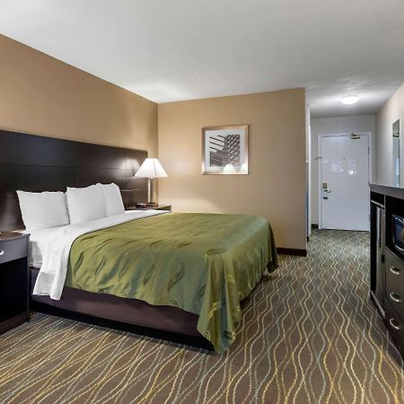 Quality Inn & Suites Des Moines - Merle Hay Road Urbandale Bagian luar foto