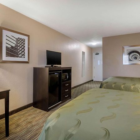 Quality Inn & Suites Des Moines - Merle Hay Road Urbandale Bagian luar foto