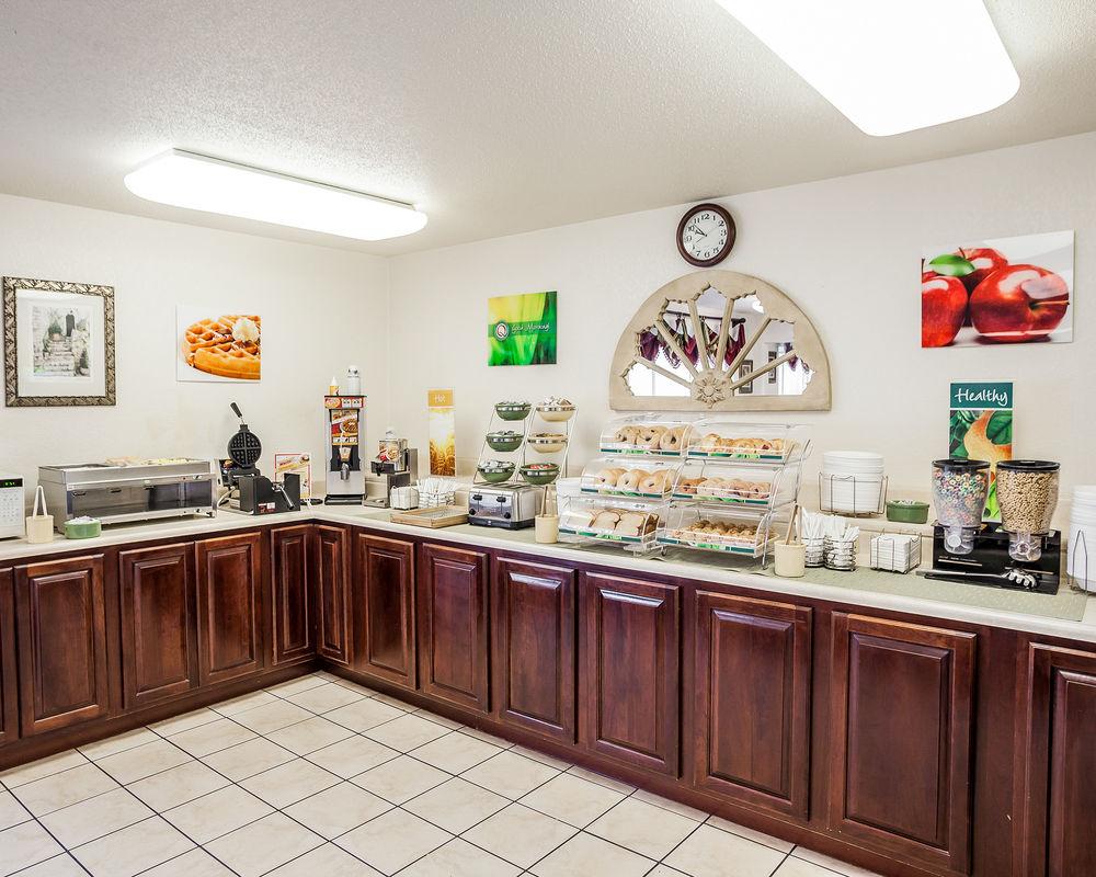 Quality Inn & Suites Des Moines - Merle Hay Road Urbandale Bagian luar foto