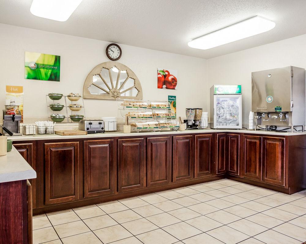 Quality Inn & Suites Des Moines - Merle Hay Road Urbandale Bagian luar foto