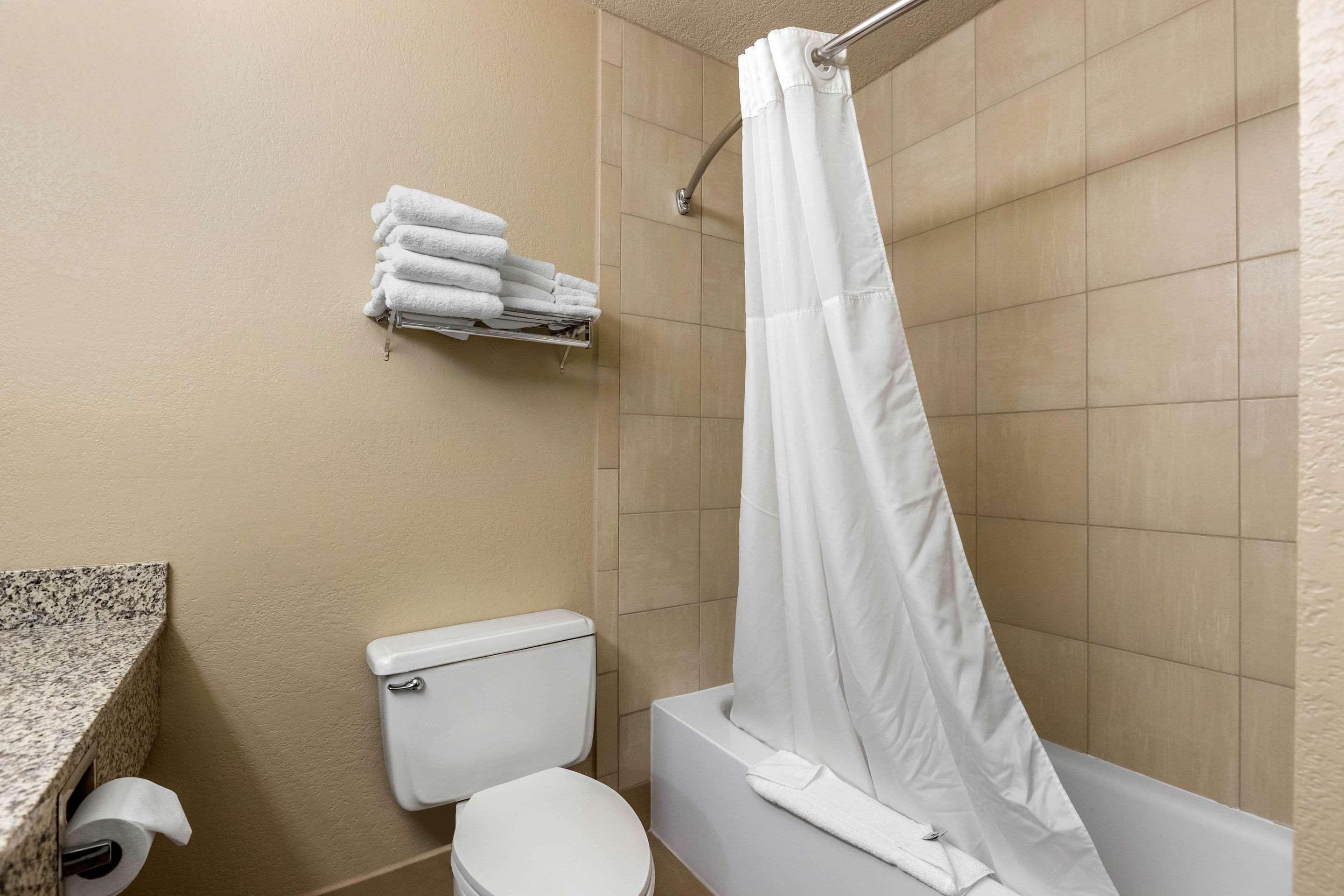 Quality Inn & Suites Des Moines - Merle Hay Road Urbandale Bagian luar foto