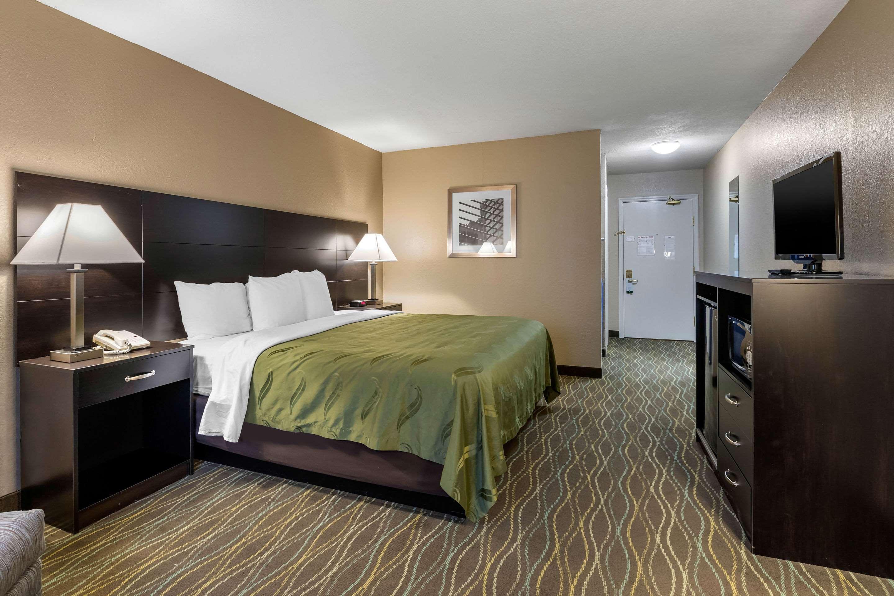 Quality Inn & Suites Des Moines - Merle Hay Road Urbandale Bagian luar foto