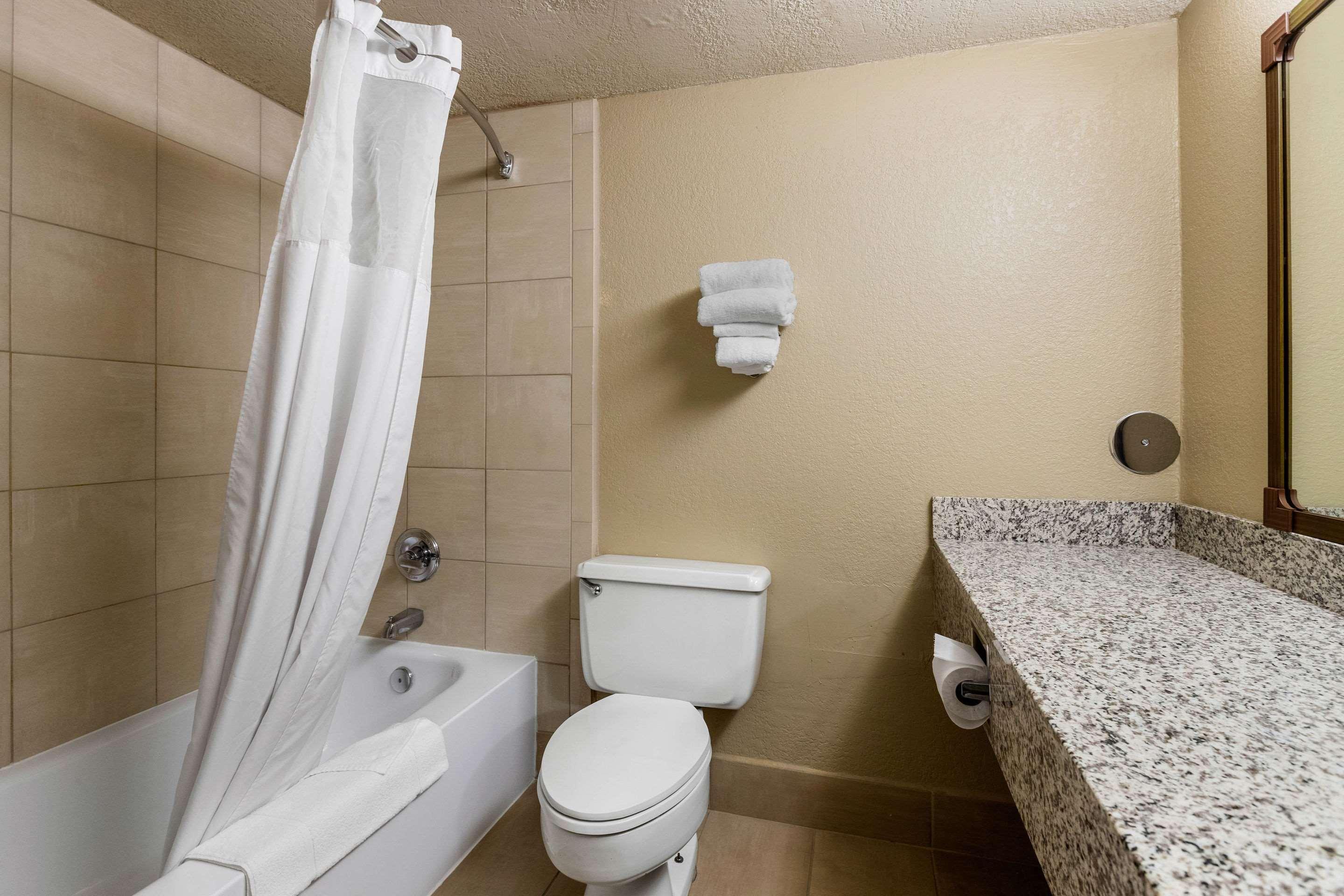Quality Inn & Suites Des Moines - Merle Hay Road Urbandale Bagian luar foto