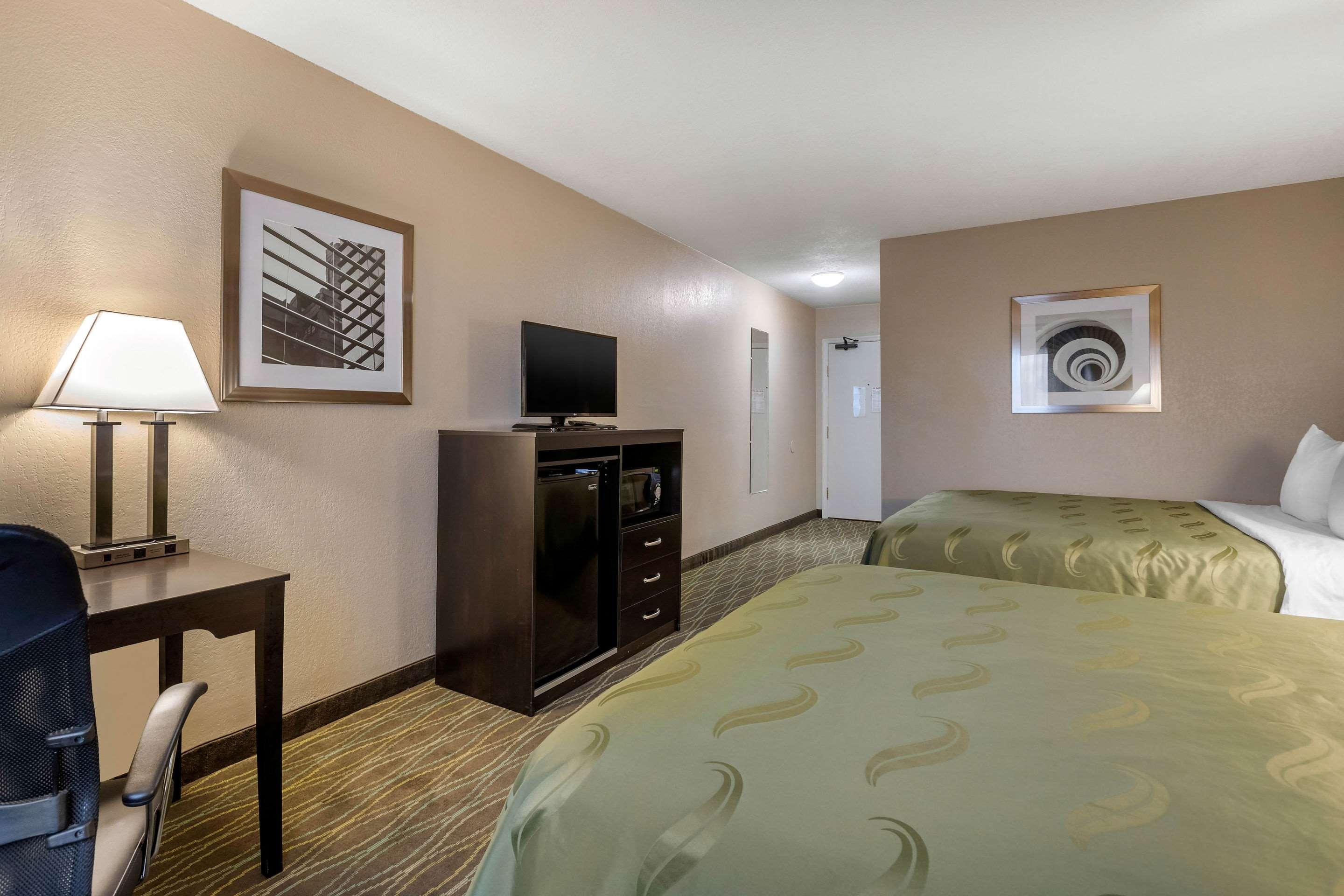 Quality Inn & Suites Des Moines - Merle Hay Road Urbandale Bagian luar foto