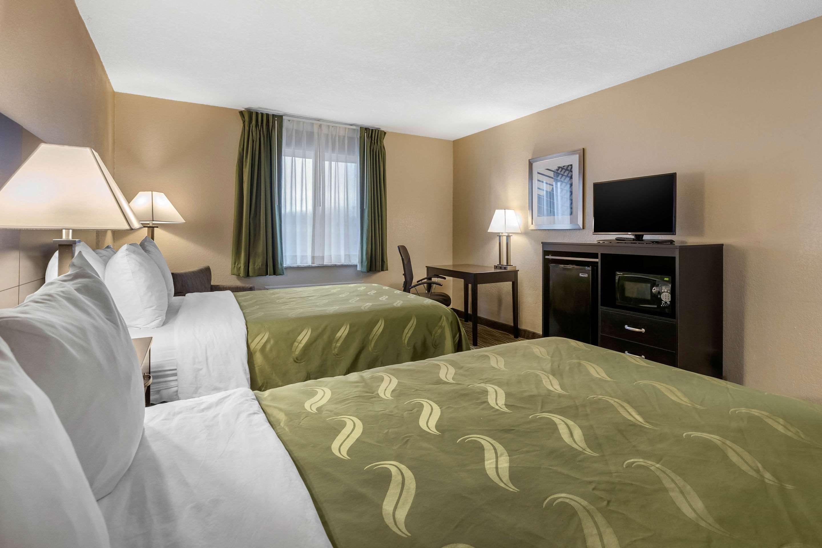 Quality Inn & Suites Des Moines - Merle Hay Road Urbandale Bagian luar foto