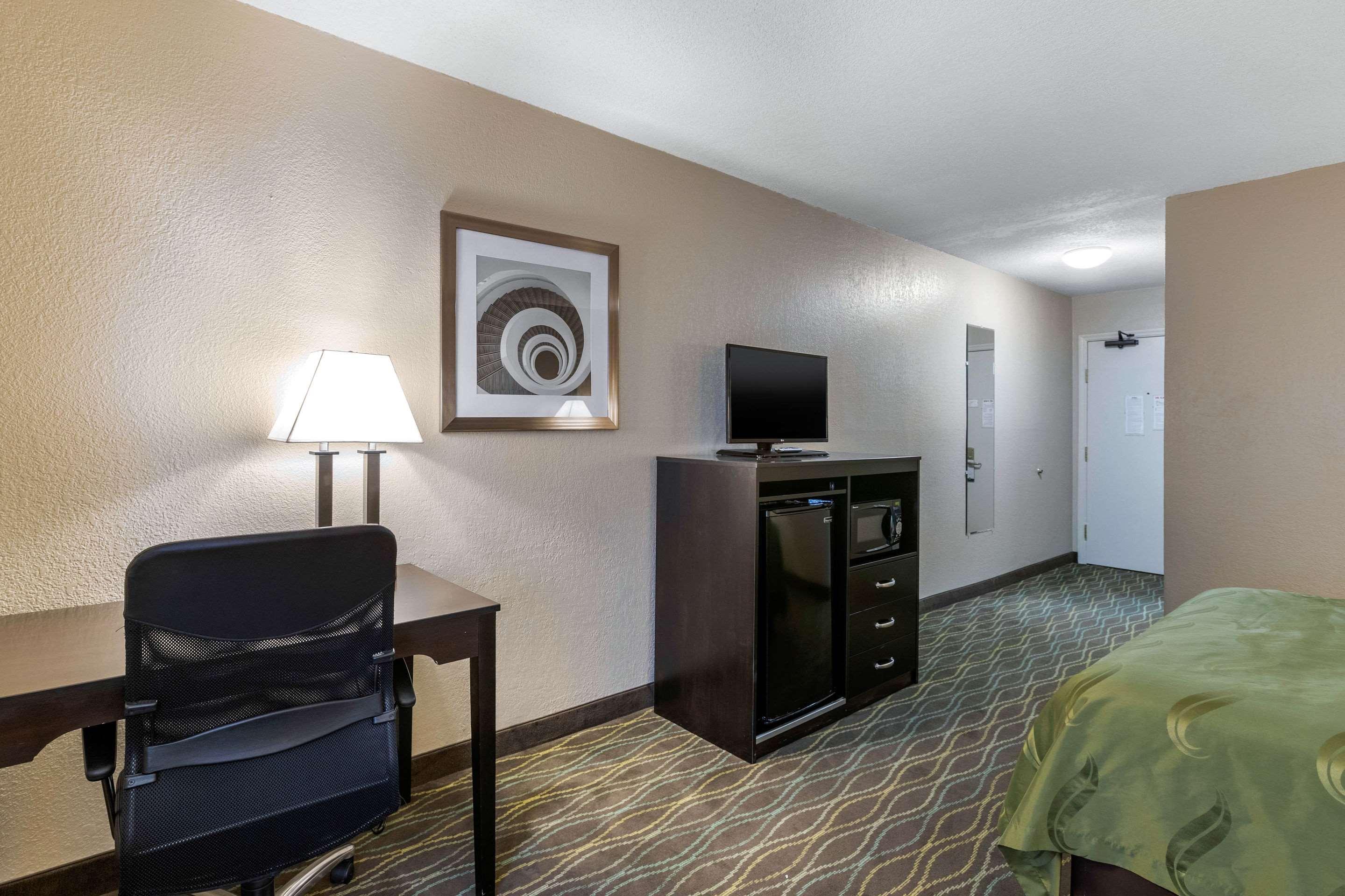 Quality Inn & Suites Des Moines - Merle Hay Road Urbandale Bagian luar foto