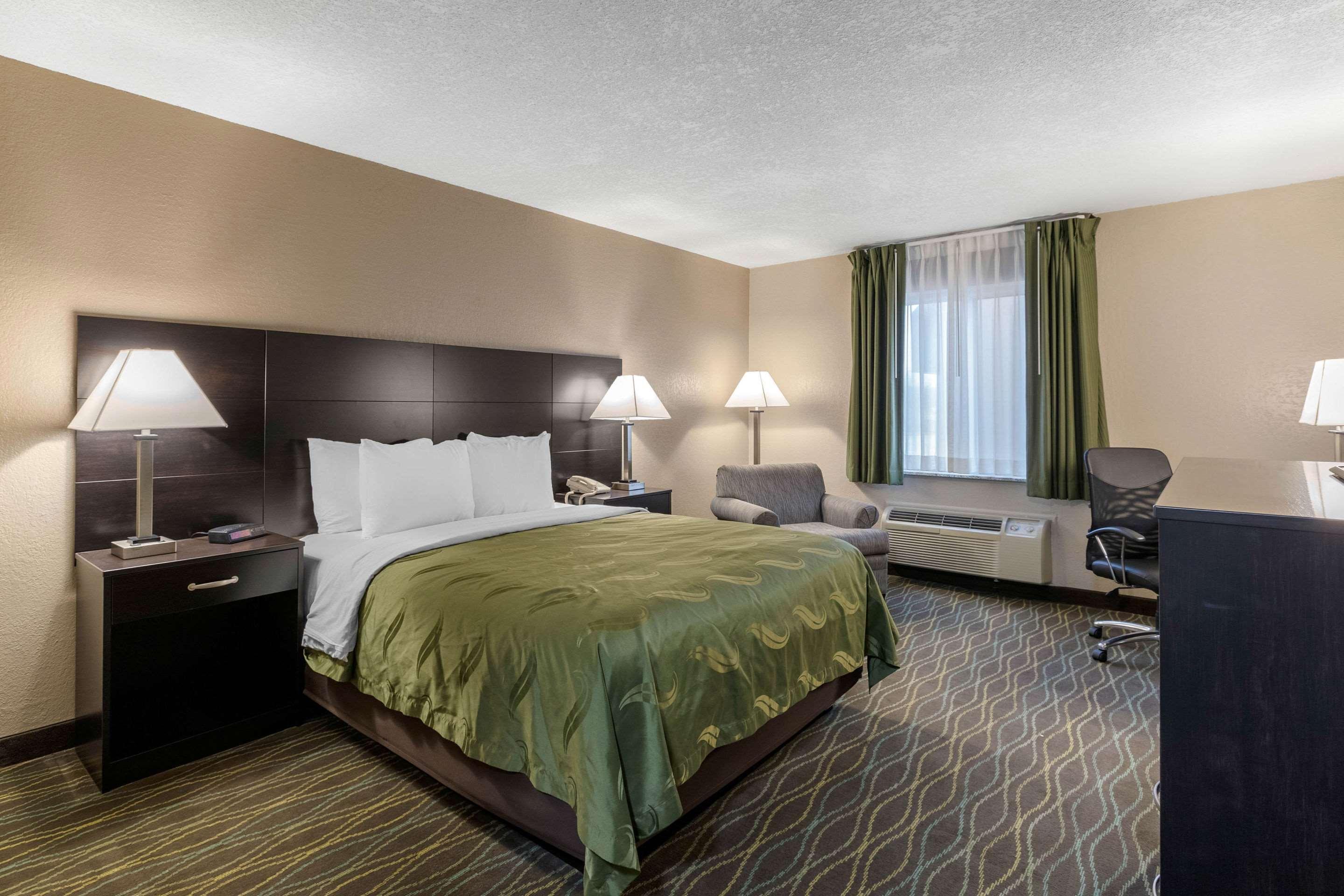 Quality Inn & Suites Des Moines - Merle Hay Road Urbandale Bagian luar foto
