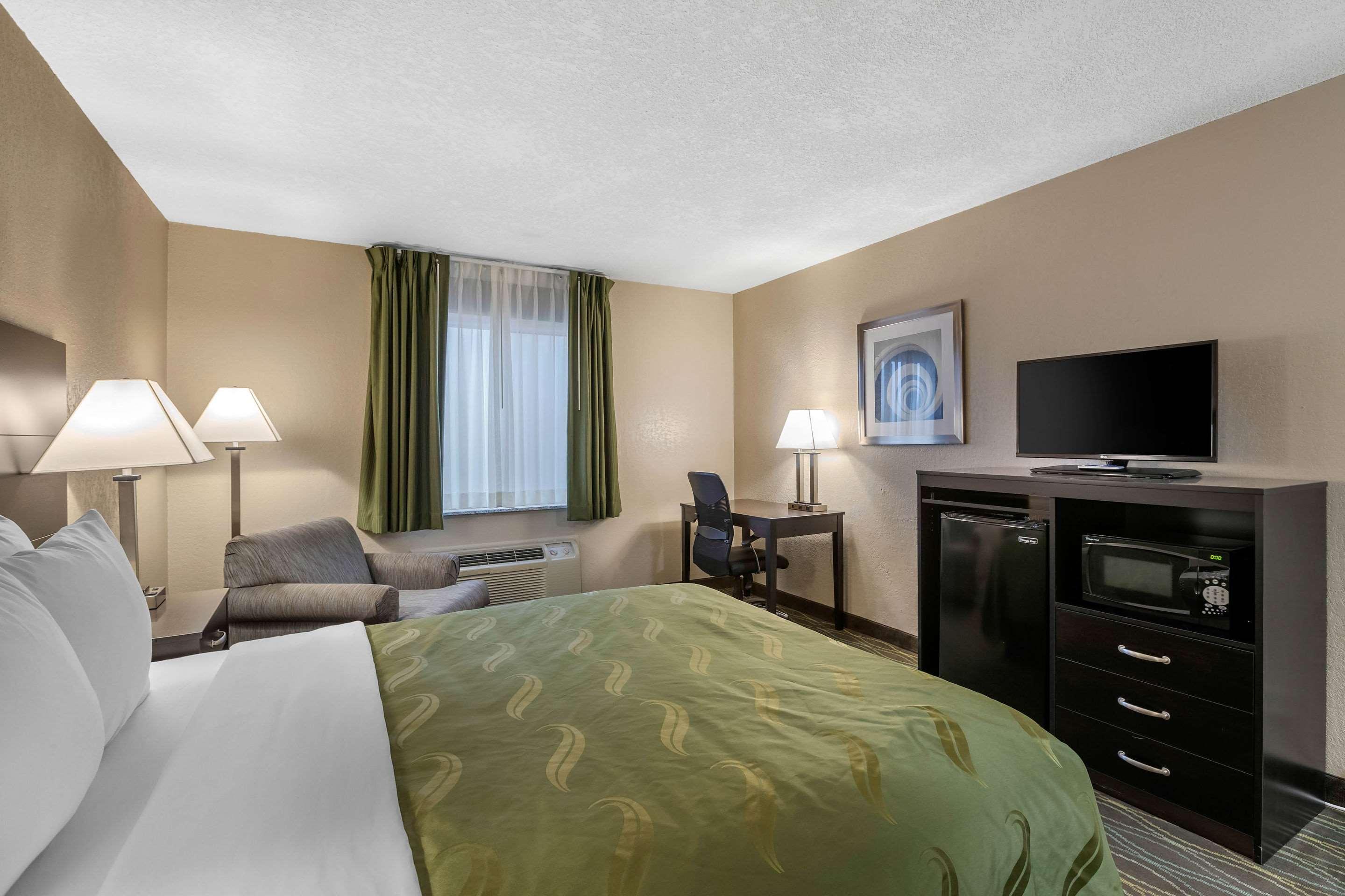 Quality Inn & Suites Des Moines - Merle Hay Road Urbandale Bagian luar foto