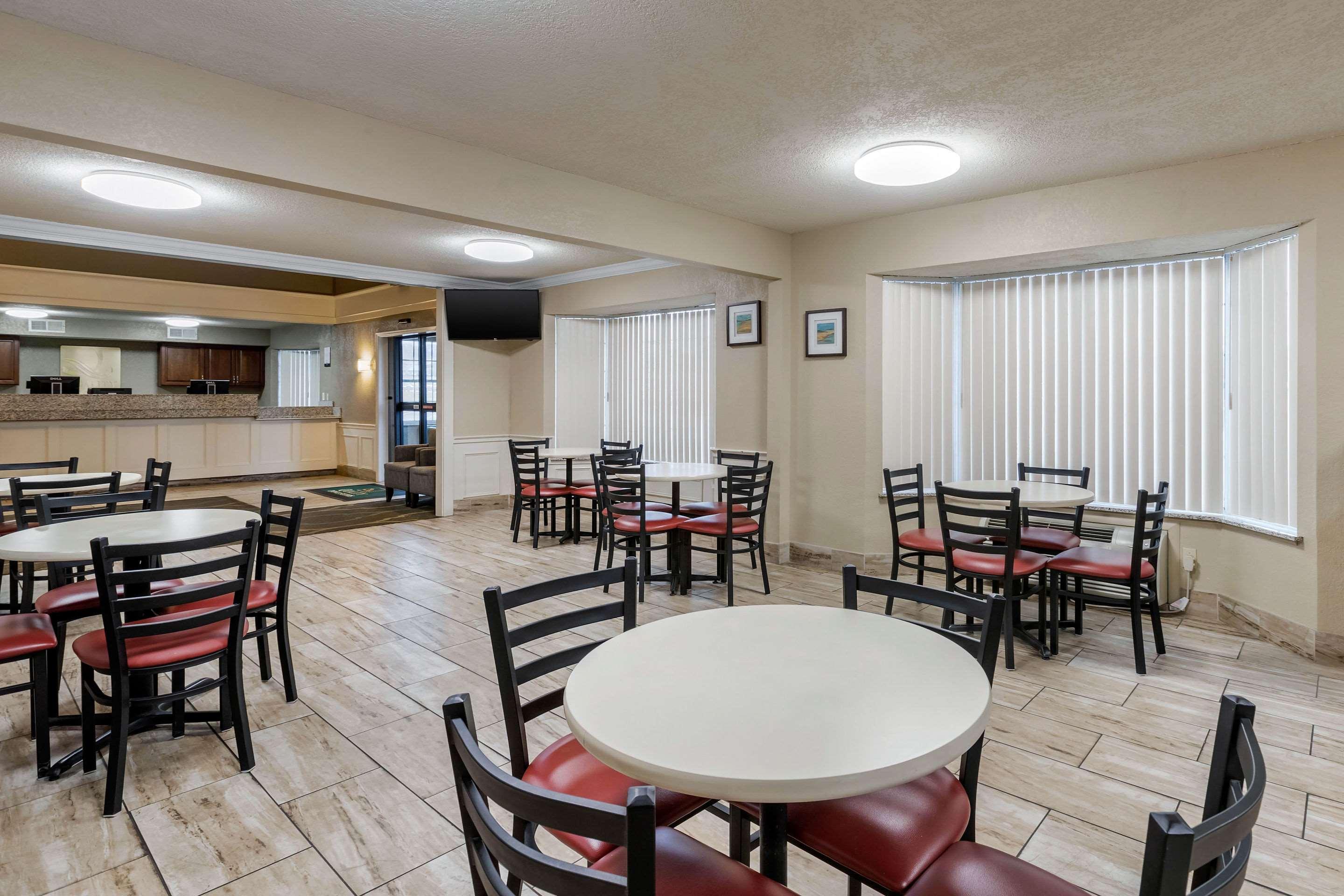 Quality Inn & Suites Des Moines - Merle Hay Road Urbandale Bagian luar foto