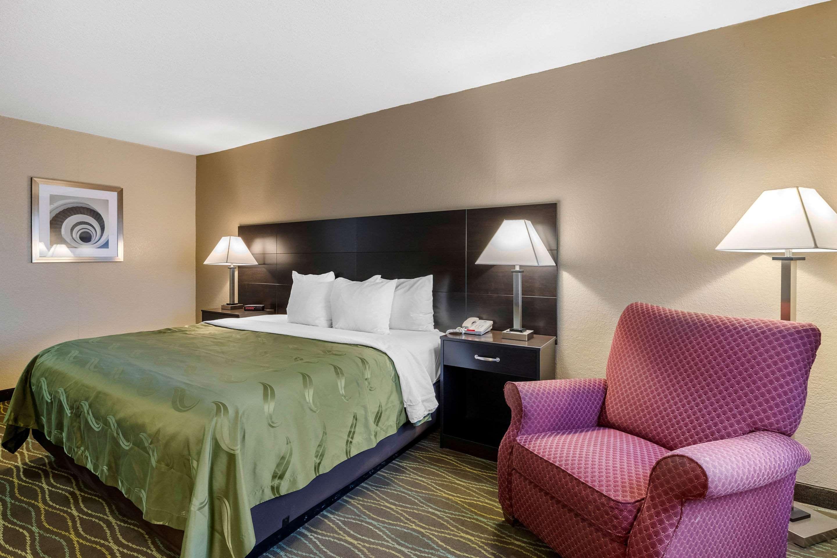 Quality Inn & Suites Des Moines - Merle Hay Road Urbandale Bagian luar foto