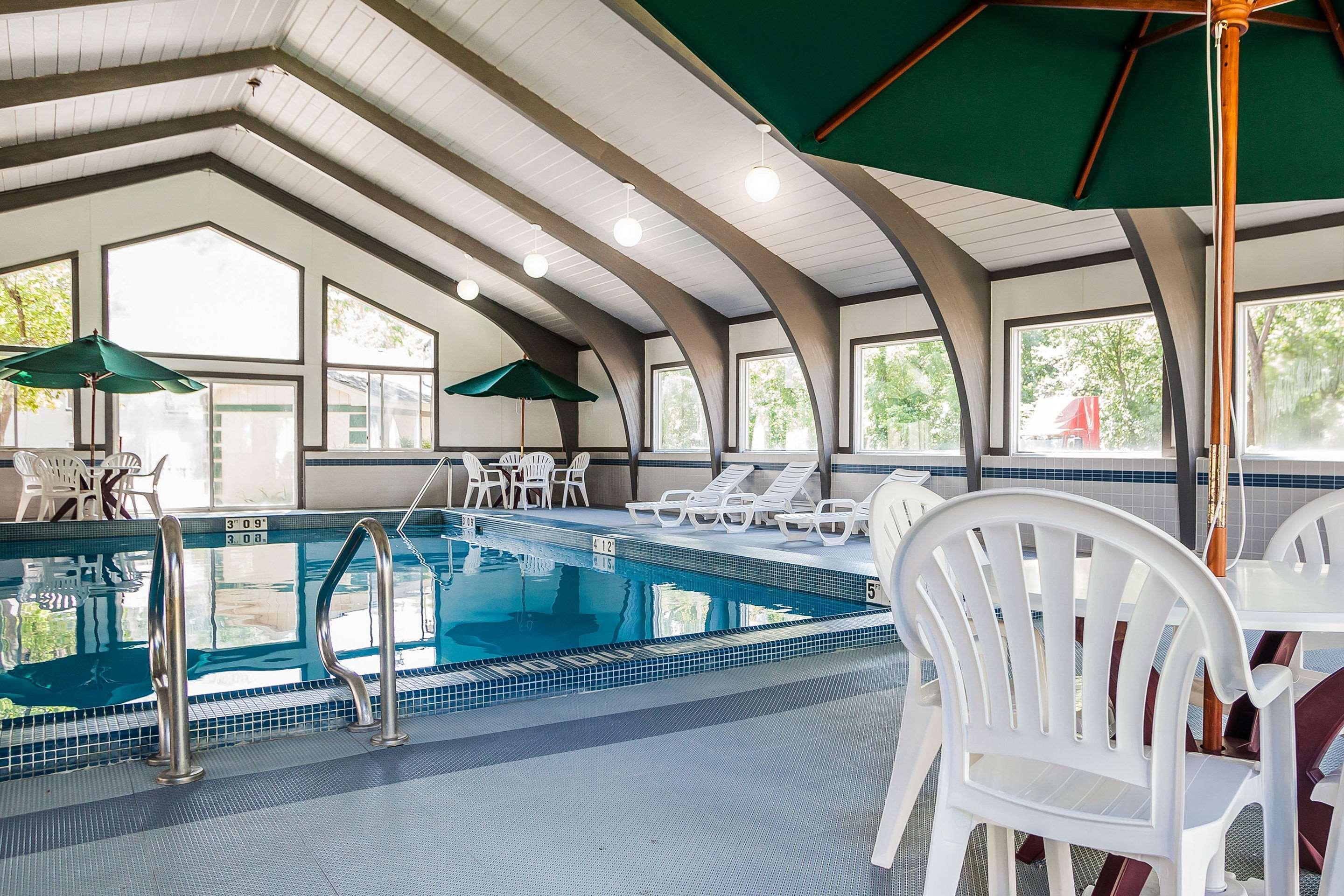 Quality Inn & Suites Des Moines - Merle Hay Road Urbandale Bagian luar foto
