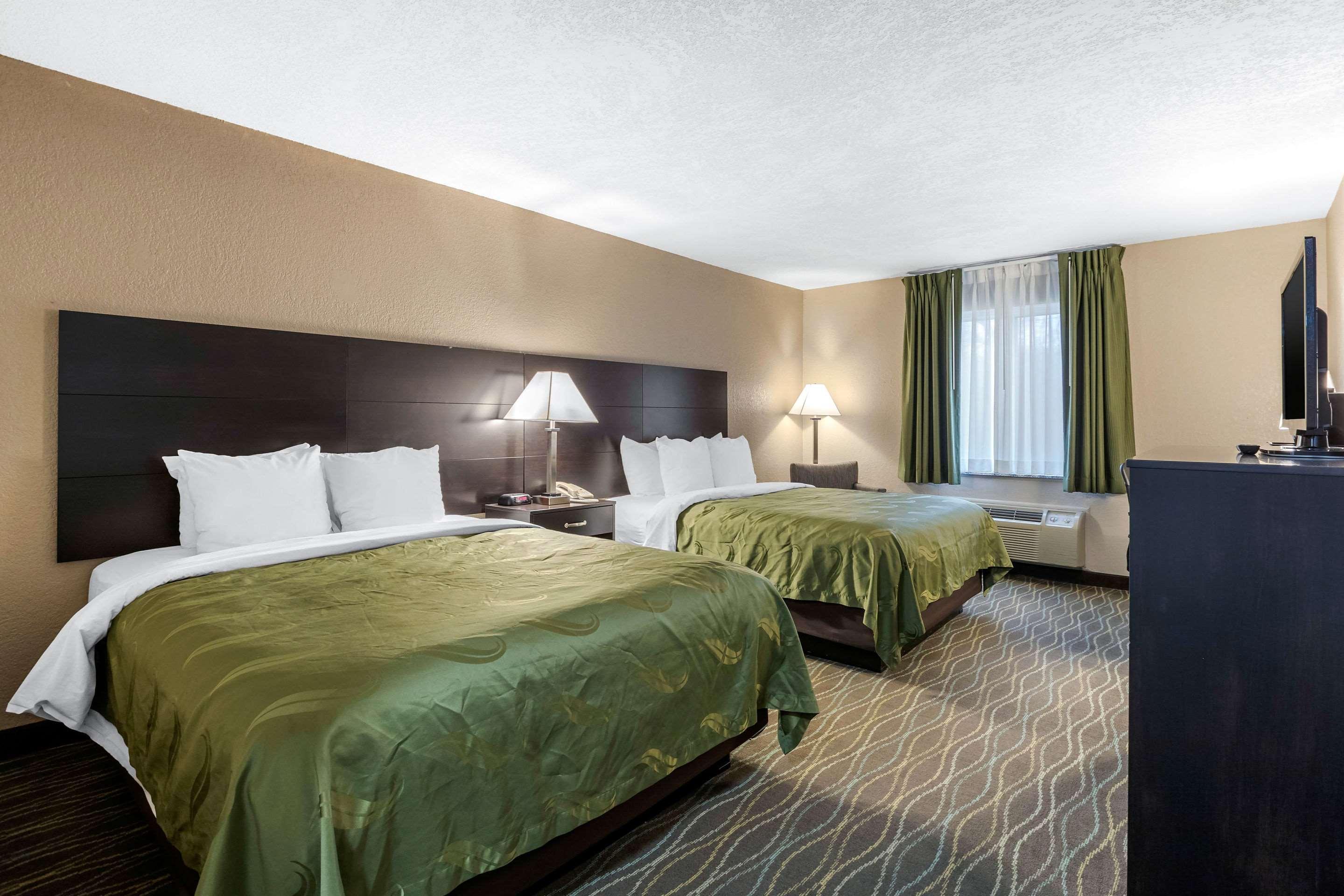 Quality Inn & Suites Des Moines - Merle Hay Road Urbandale Bagian luar foto