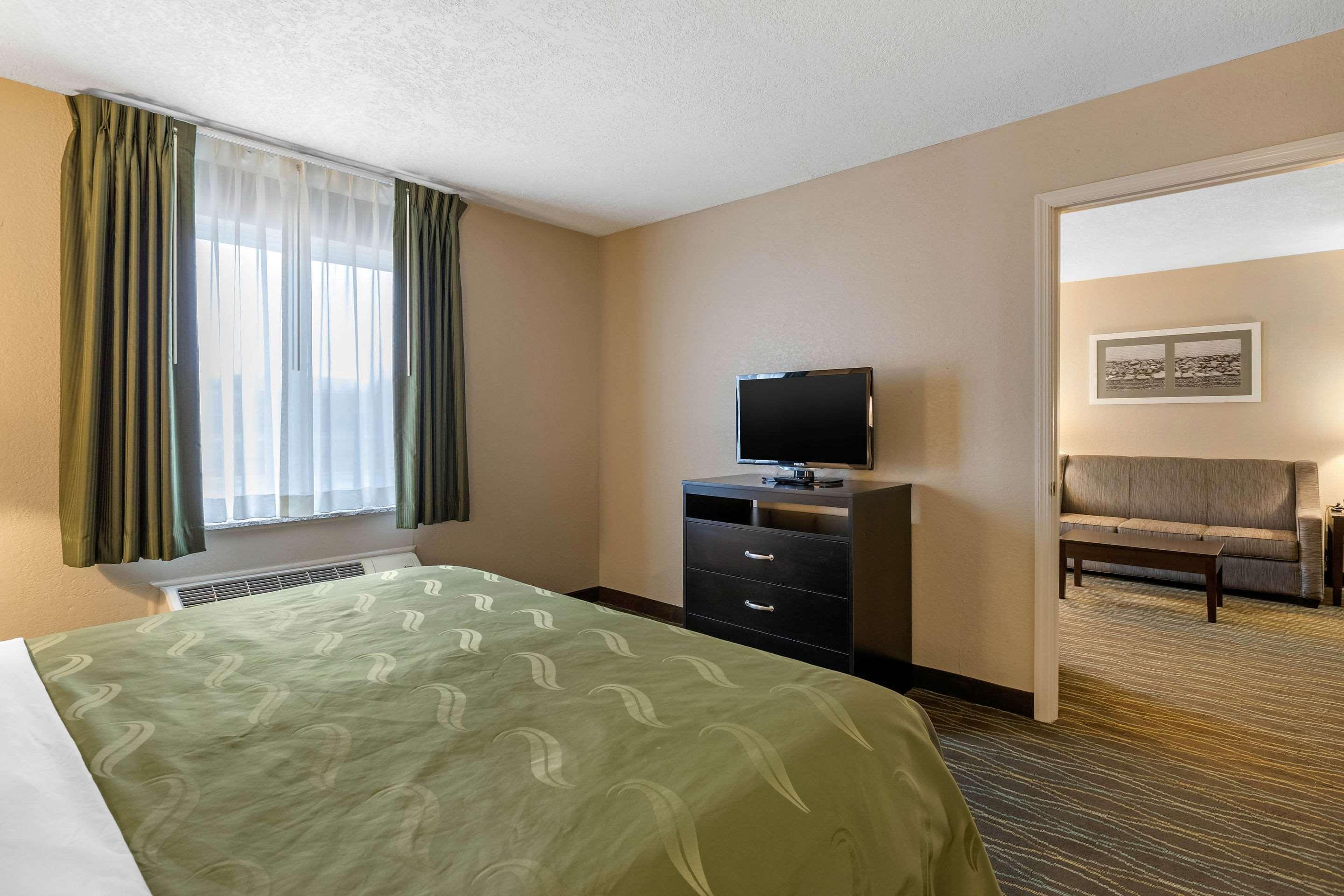 Quality Inn & Suites Des Moines - Merle Hay Road Urbandale Bagian luar foto