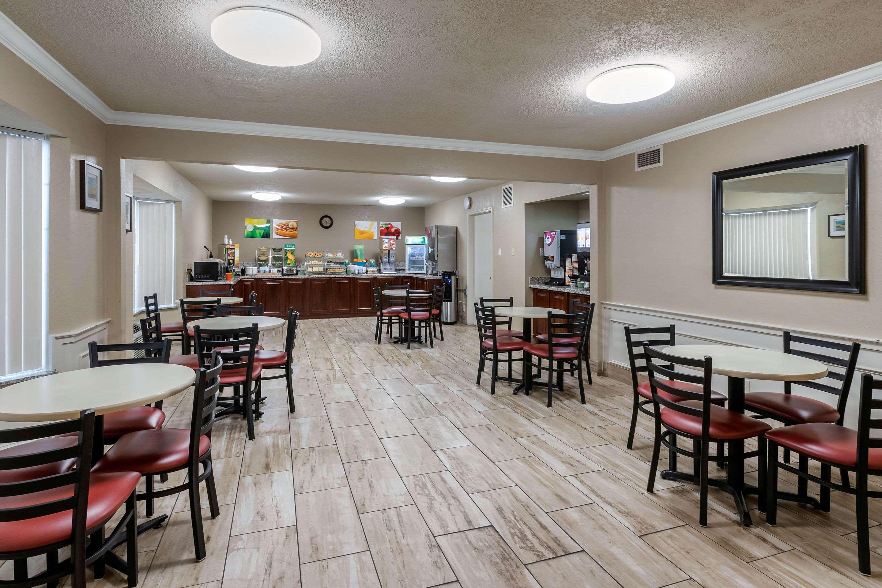 Quality Inn & Suites Des Moines - Merle Hay Road Urbandale Bagian luar foto