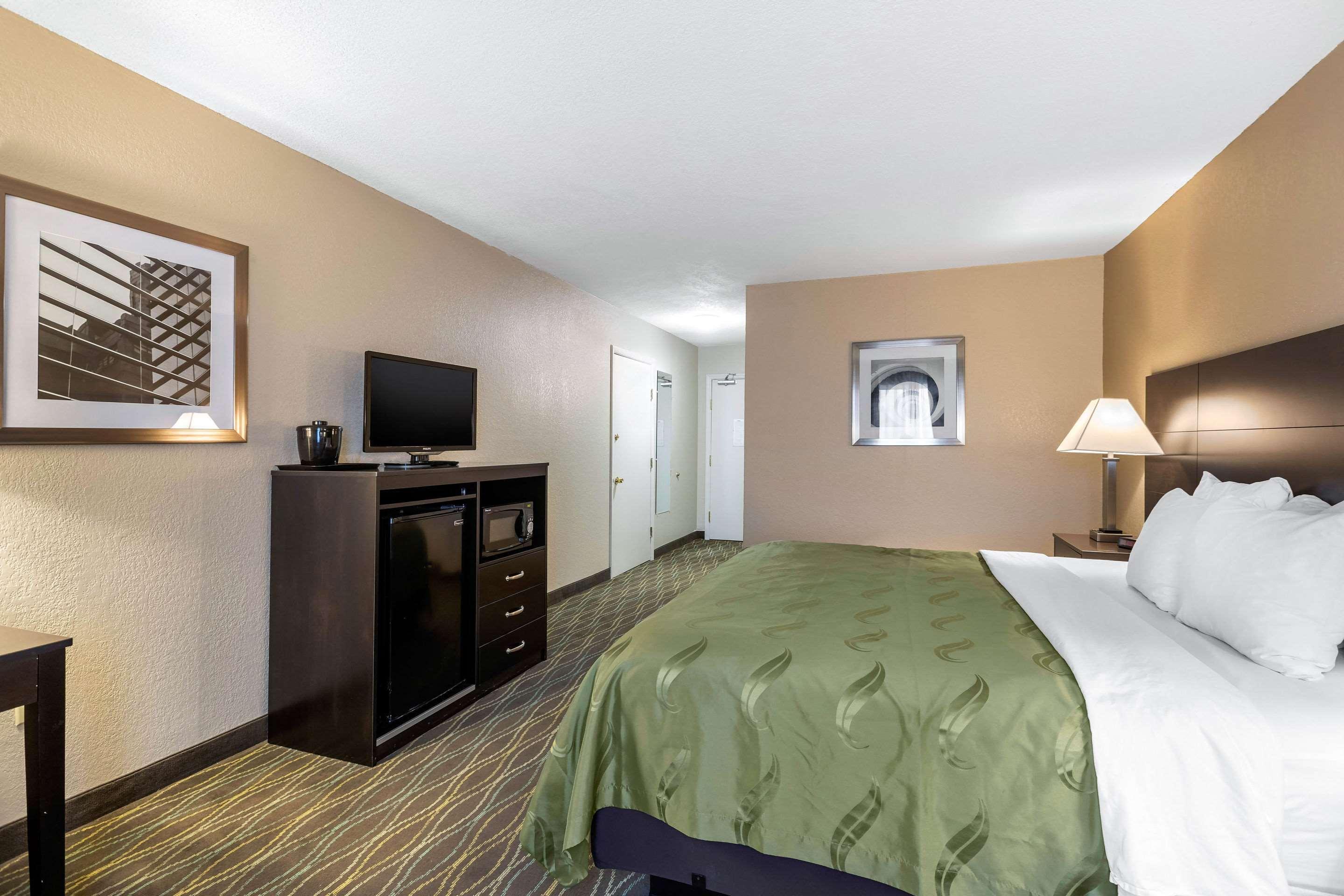 Quality Inn & Suites Des Moines - Merle Hay Road Urbandale Bagian luar foto