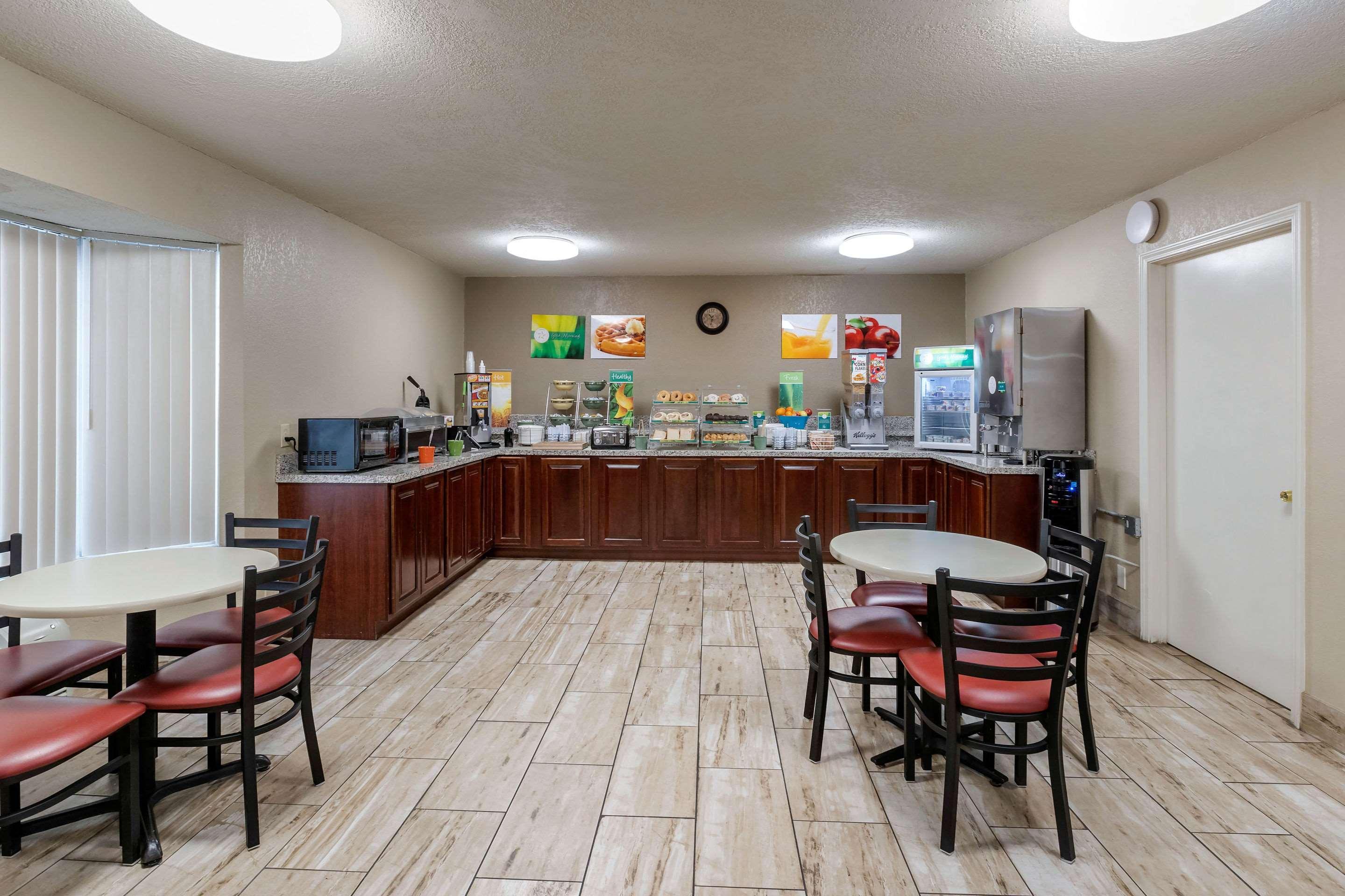 Quality Inn & Suites Des Moines - Merle Hay Road Urbandale Bagian luar foto