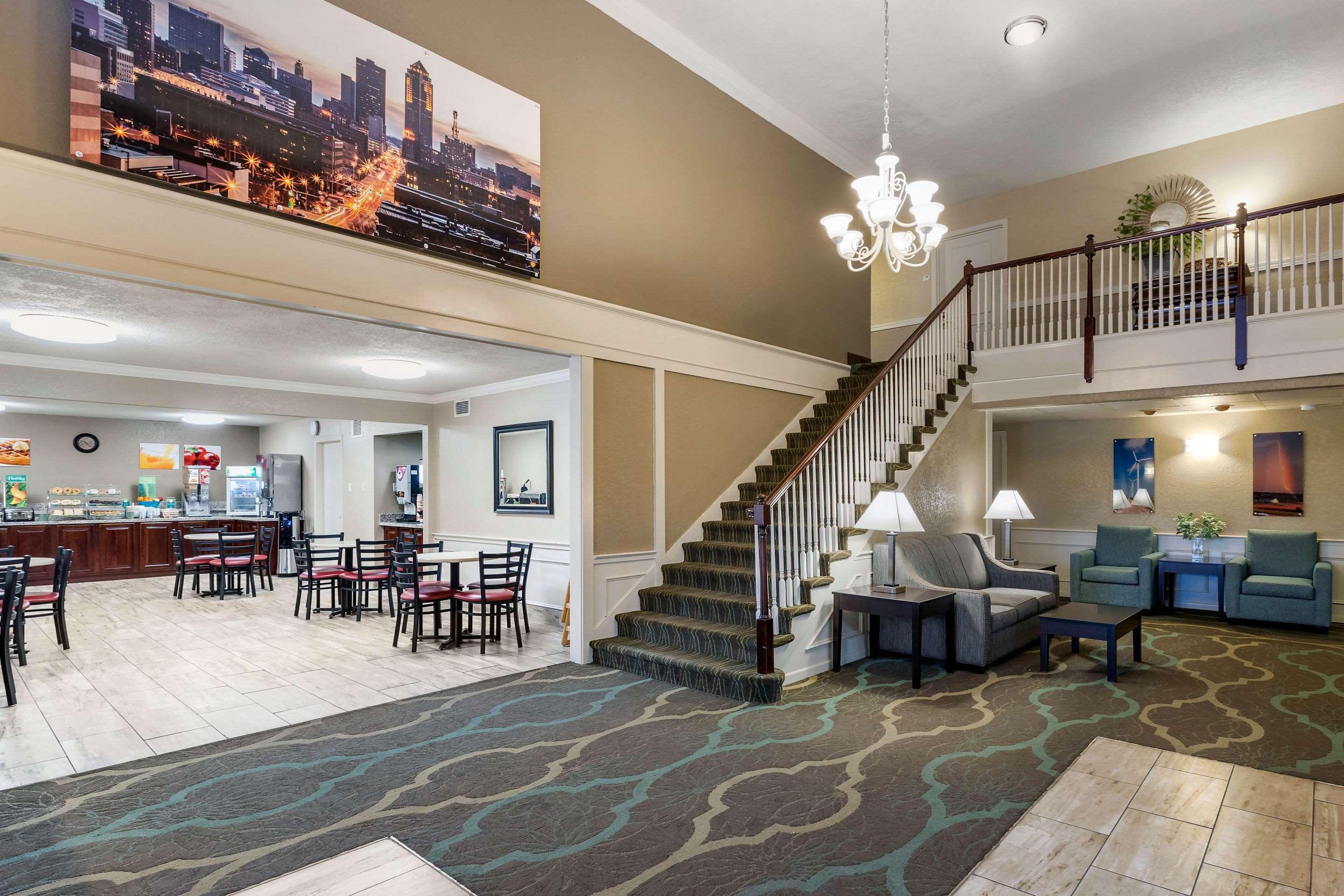 Quality Inn & Suites Des Moines - Merle Hay Road Urbandale Bagian luar foto