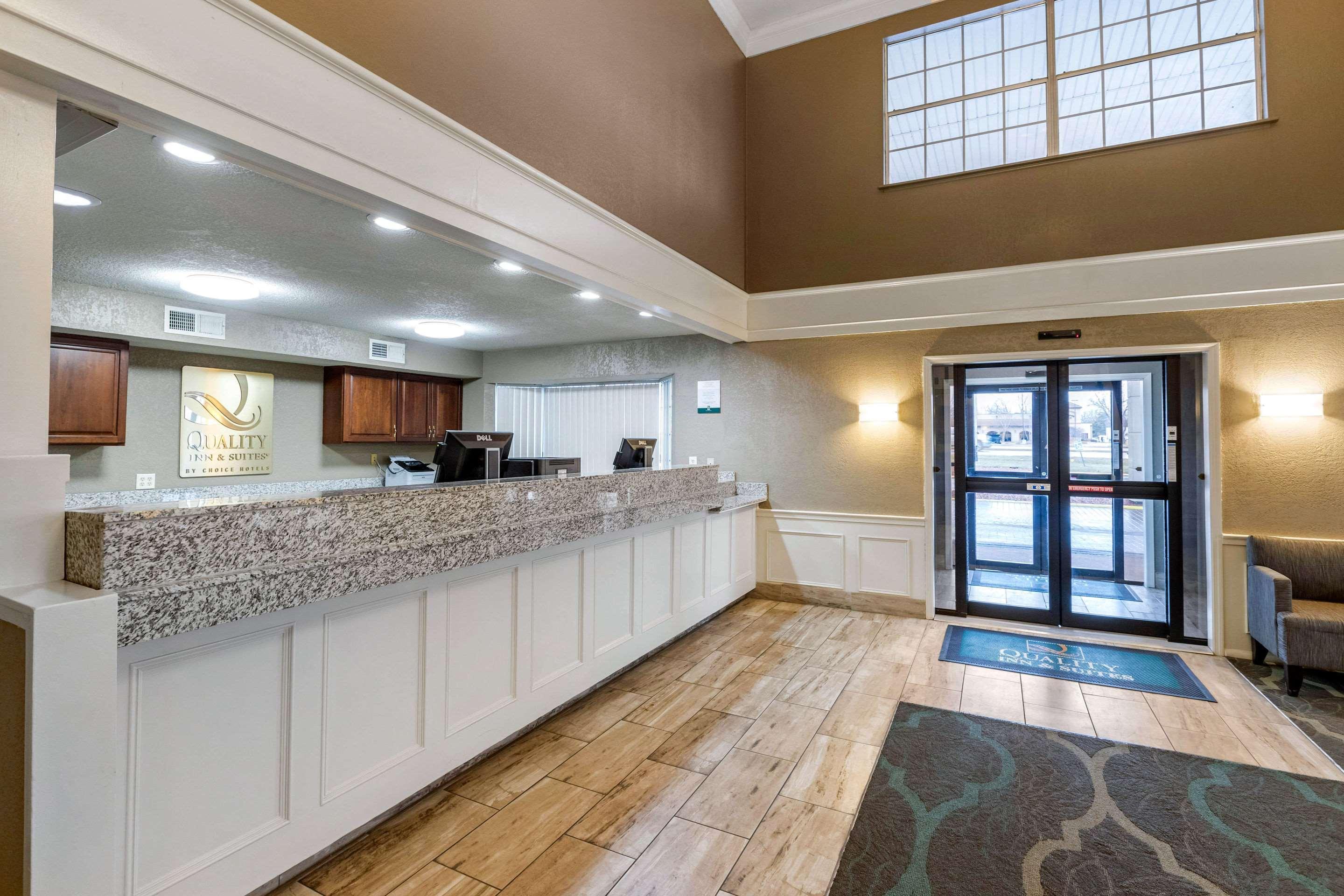 Quality Inn & Suites Des Moines - Merle Hay Road Urbandale Bagian luar foto
