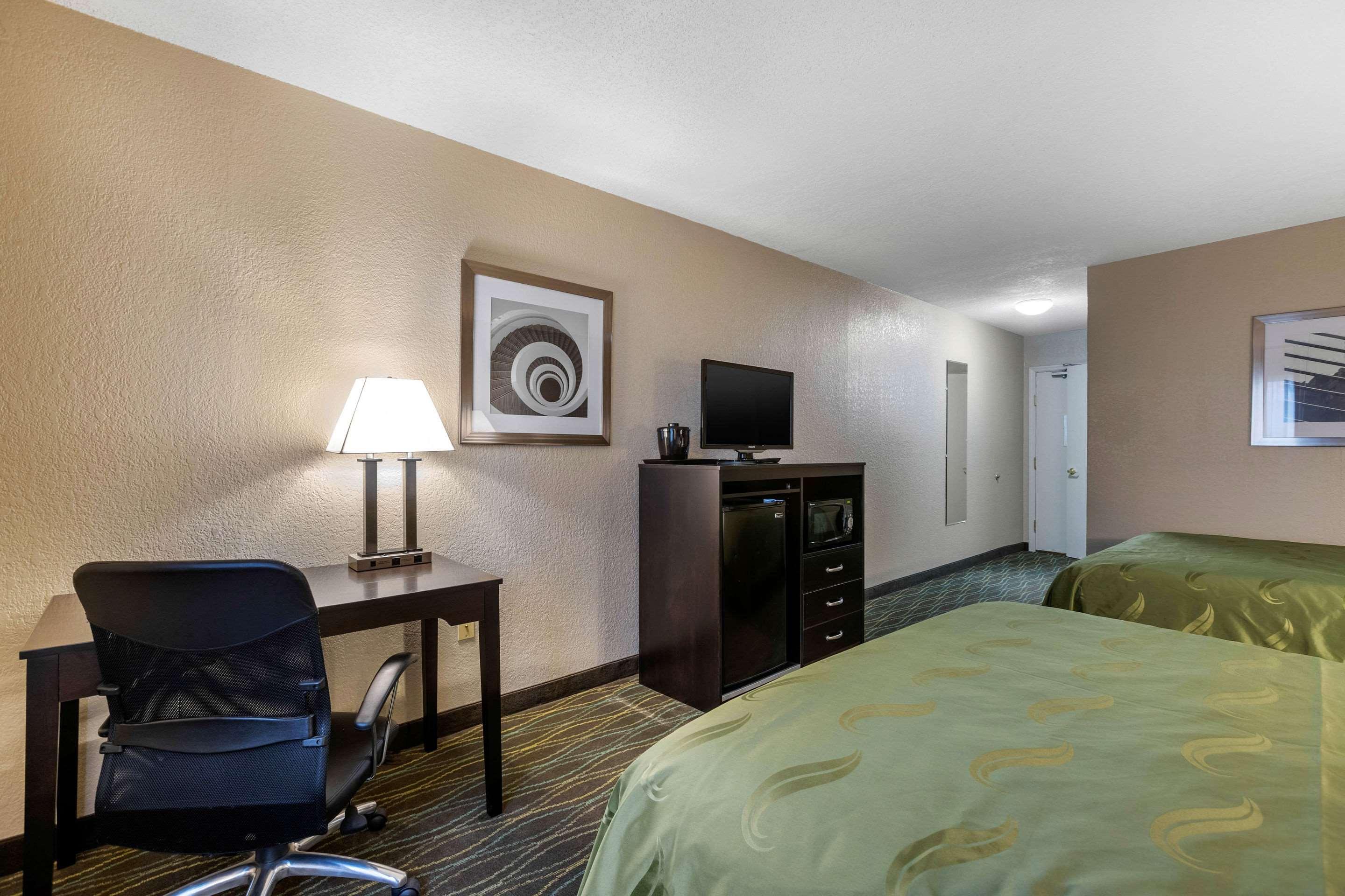 Quality Inn & Suites Des Moines - Merle Hay Road Urbandale Bagian luar foto