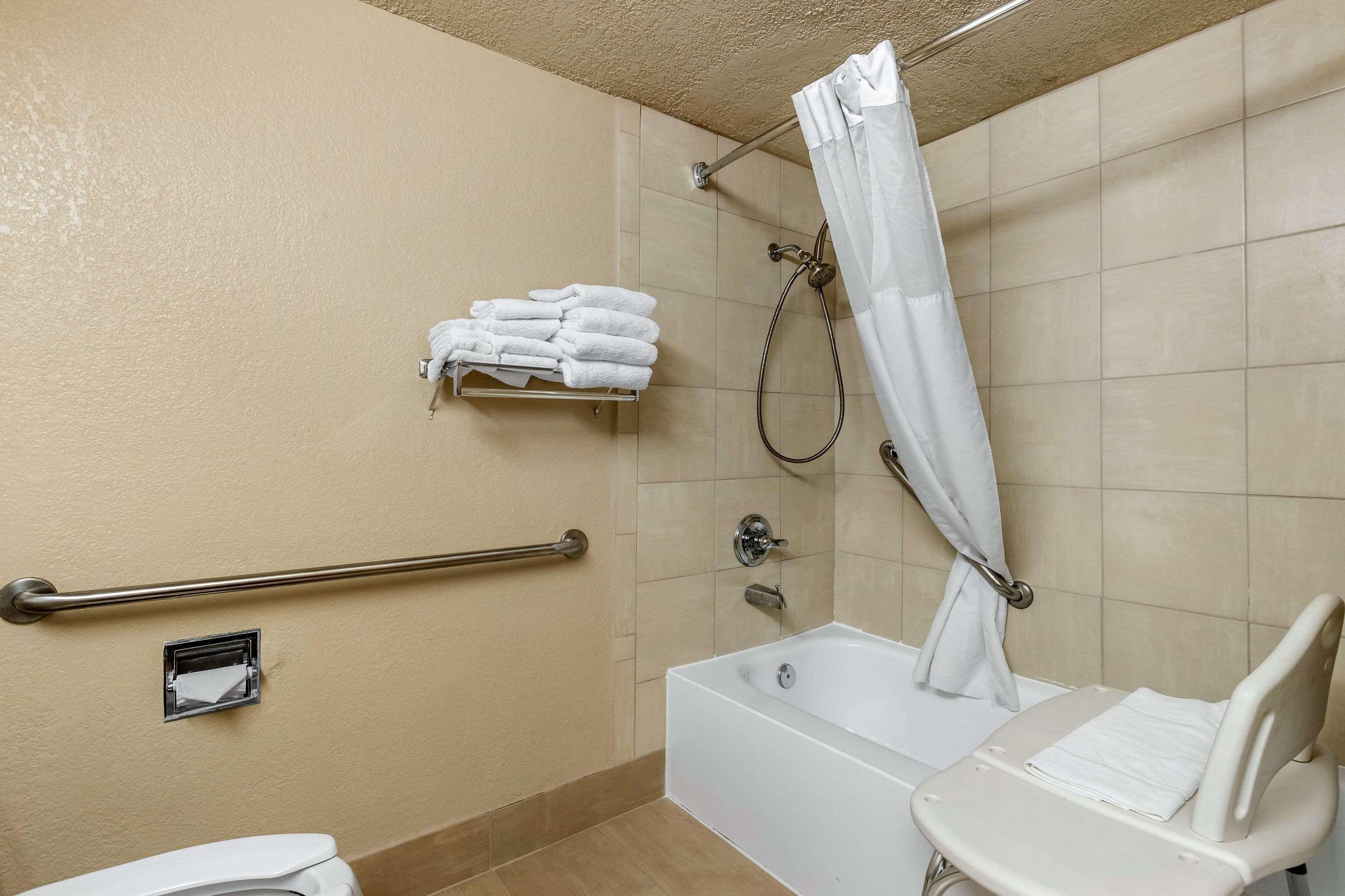 Quality Inn & Suites Des Moines - Merle Hay Road Urbandale Bagian luar foto