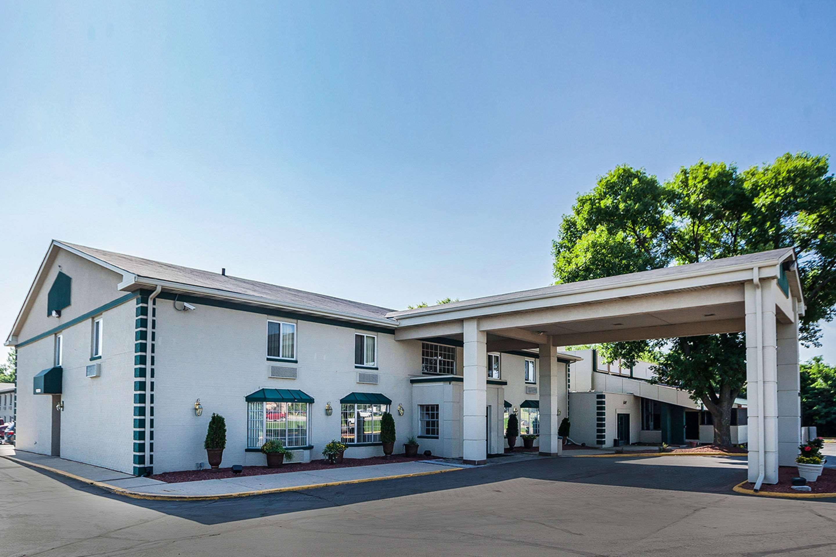 Quality Inn & Suites Des Moines - Merle Hay Road Urbandale Bagian luar foto