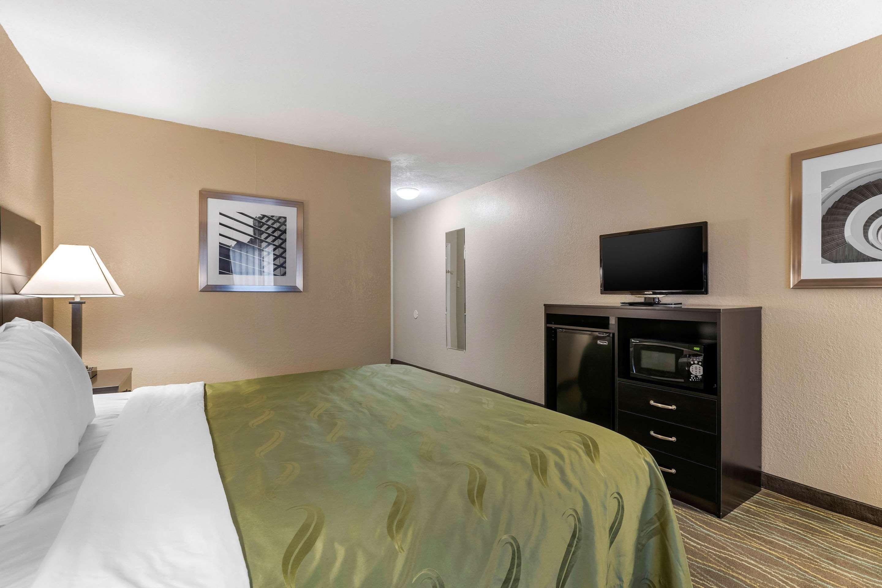 Quality Inn & Suites Des Moines - Merle Hay Road Urbandale Bagian luar foto