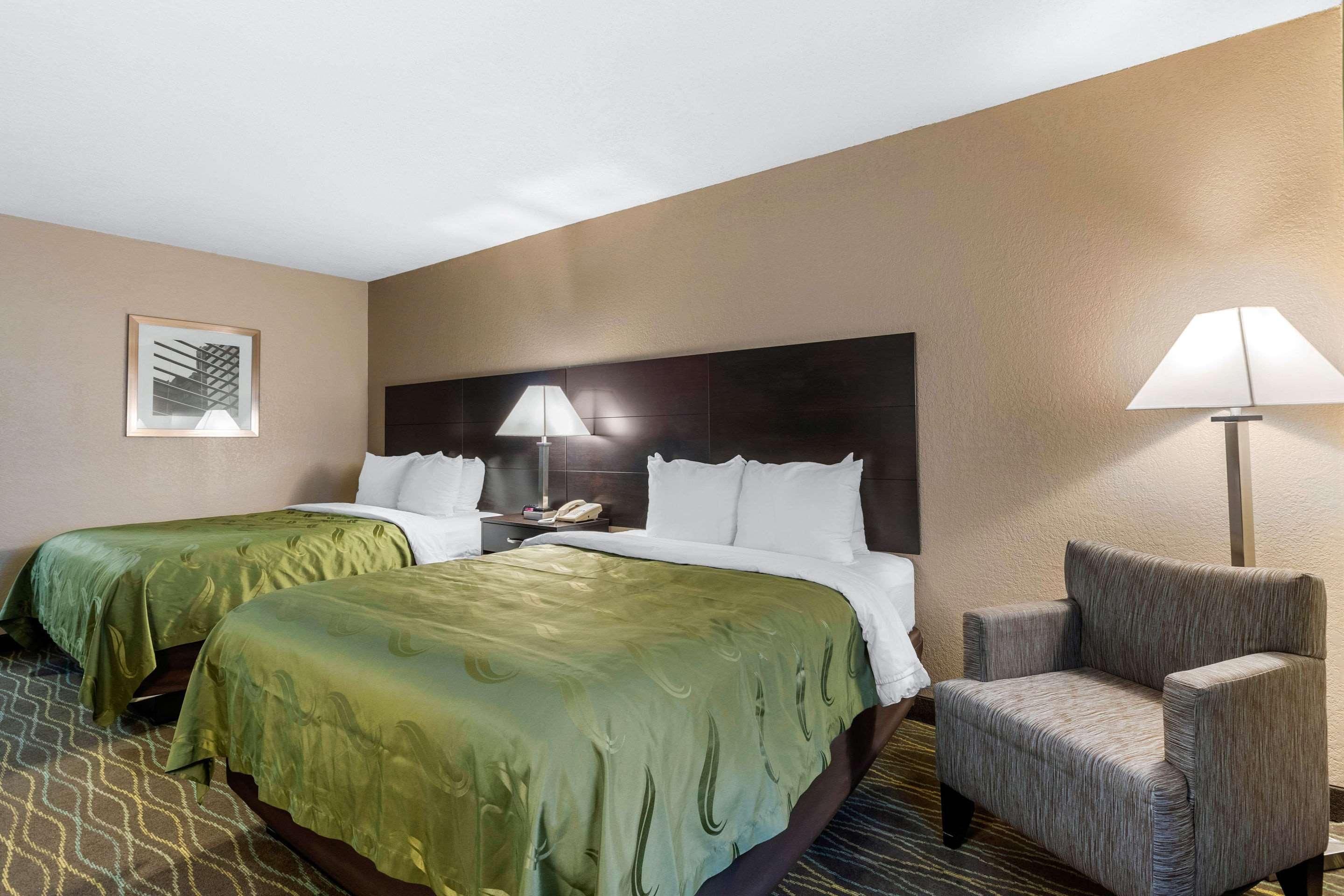 Quality Inn & Suites Des Moines - Merle Hay Road Urbandale Bagian luar foto