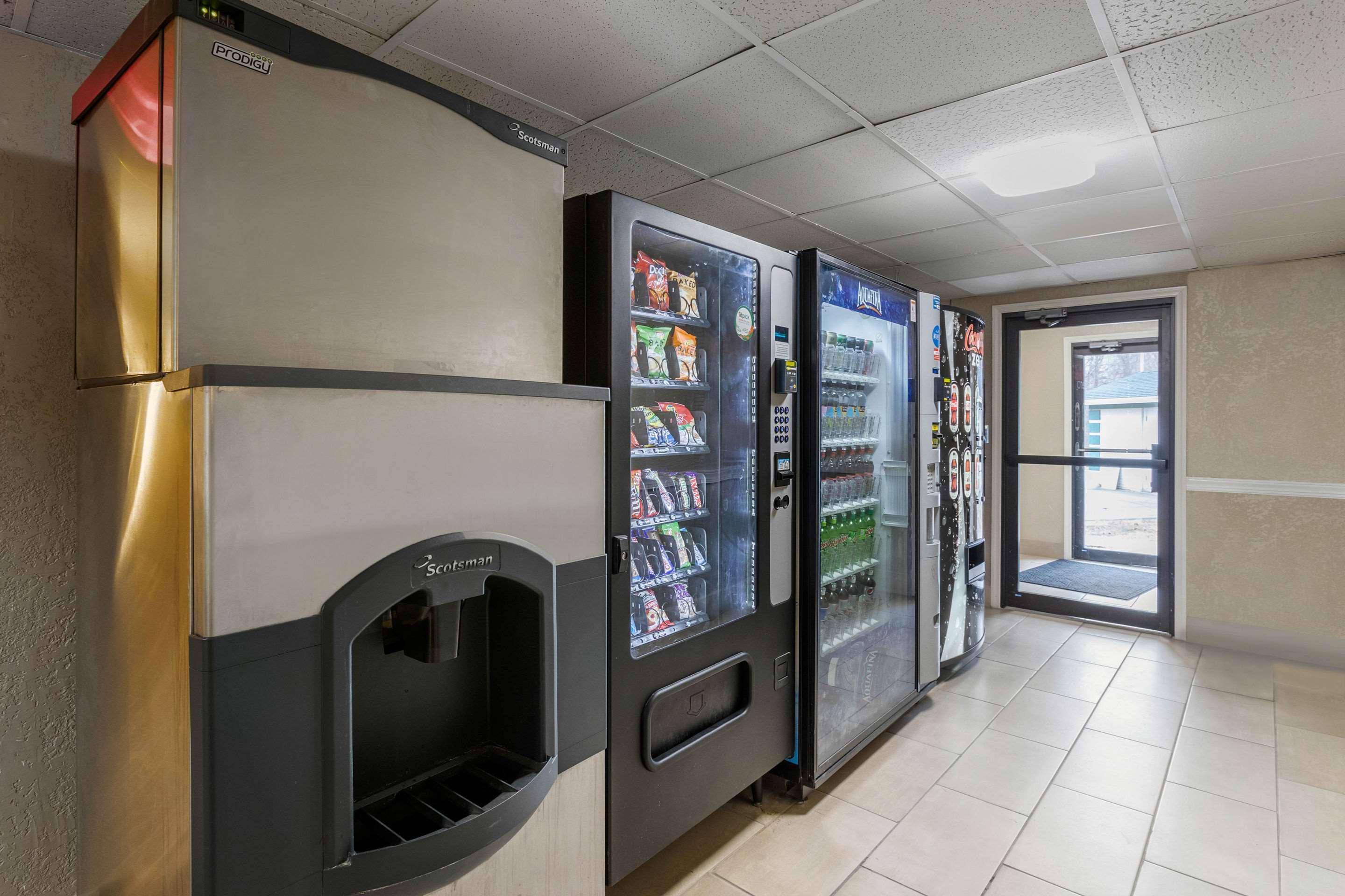 Quality Inn & Suites Des Moines - Merle Hay Road Urbandale Bagian luar foto
