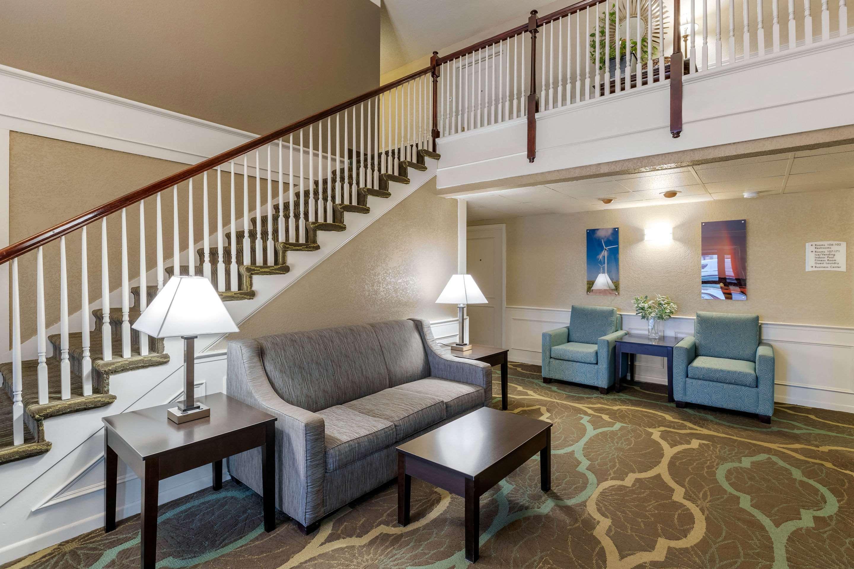 Quality Inn & Suites Des Moines - Merle Hay Road Urbandale Bagian luar foto