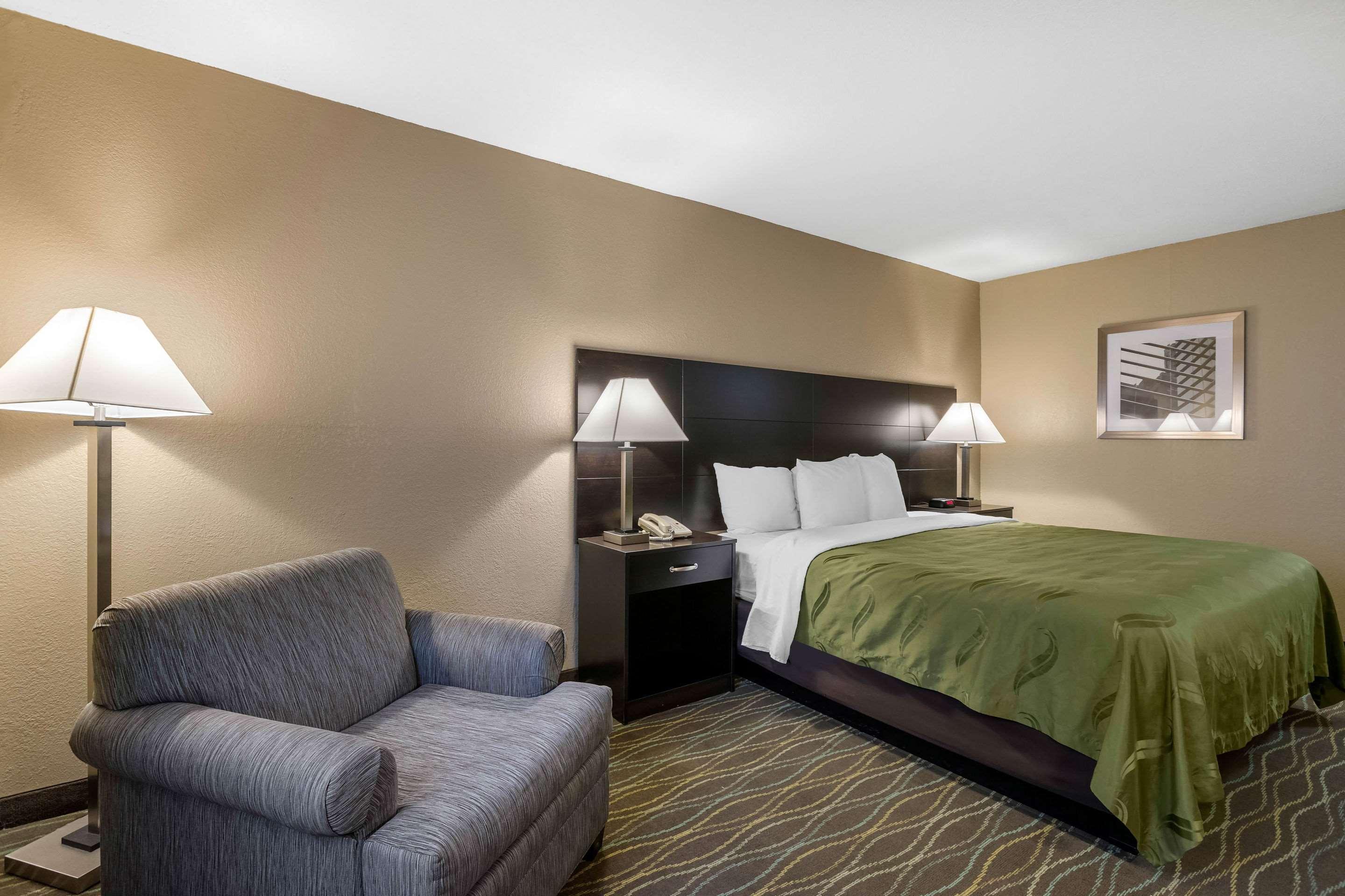 Quality Inn & Suites Des Moines - Merle Hay Road Urbandale Bagian luar foto