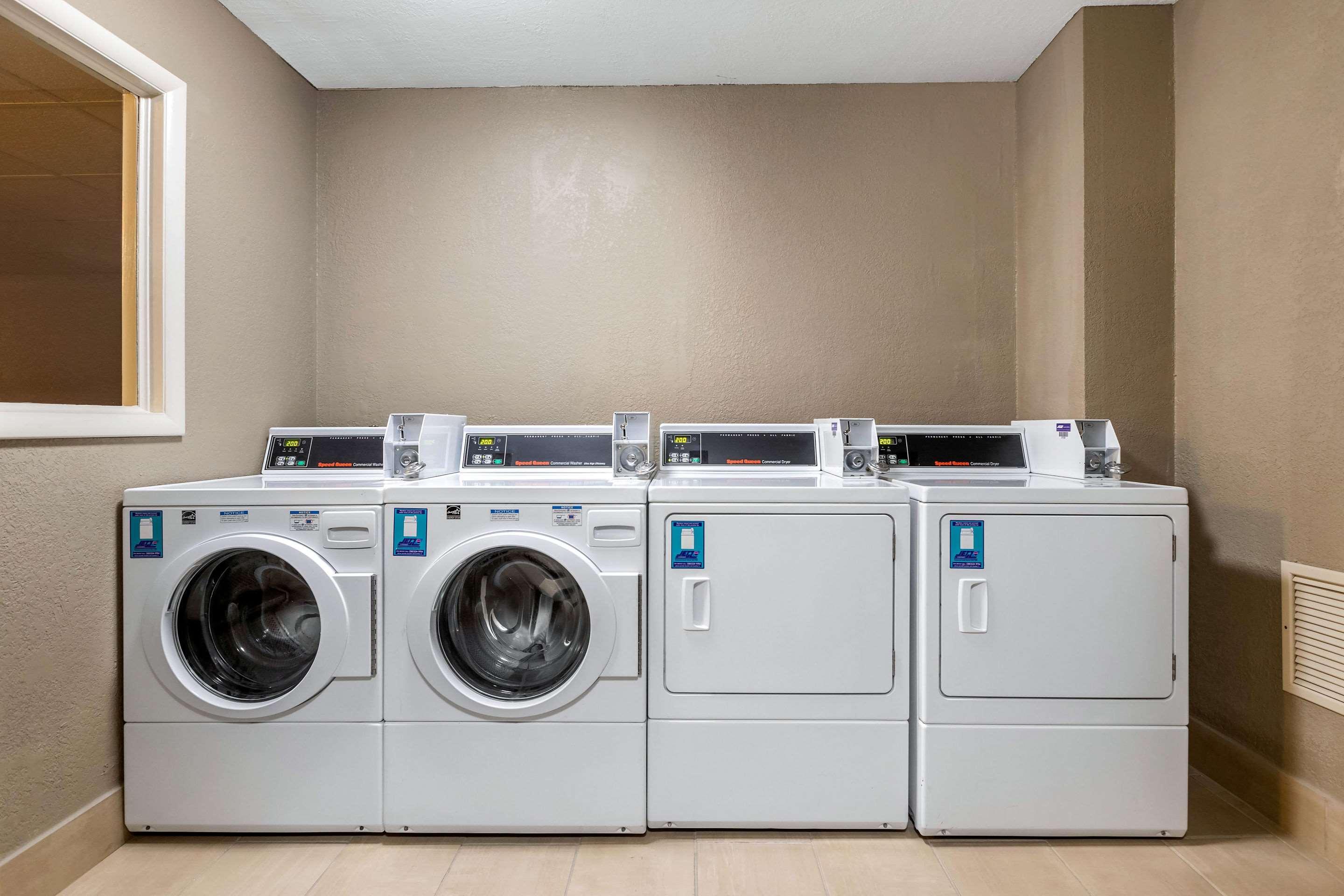Quality Inn & Suites Des Moines - Merle Hay Road Urbandale Bagian luar foto