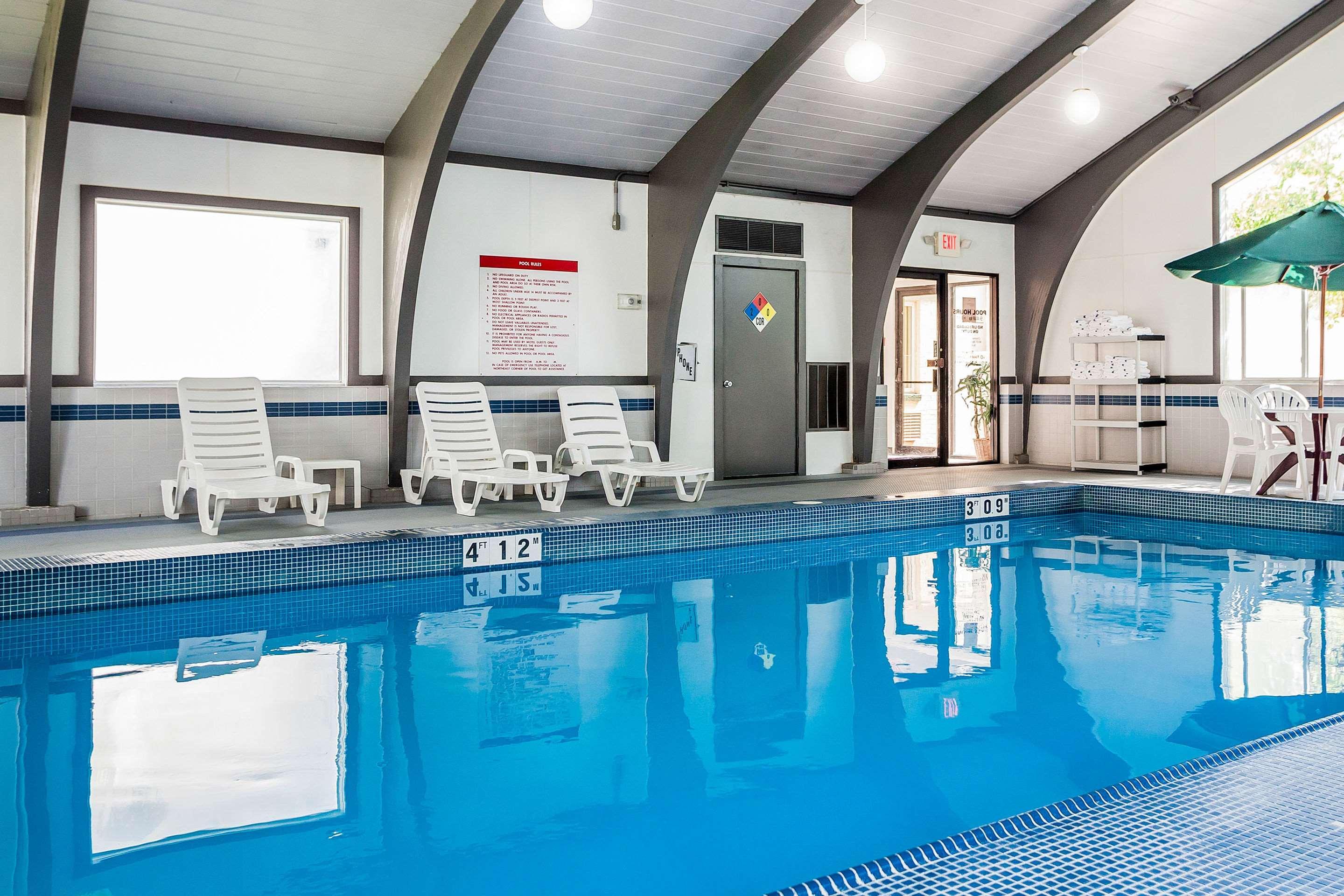 Quality Inn & Suites Des Moines - Merle Hay Road Urbandale Bagian luar foto