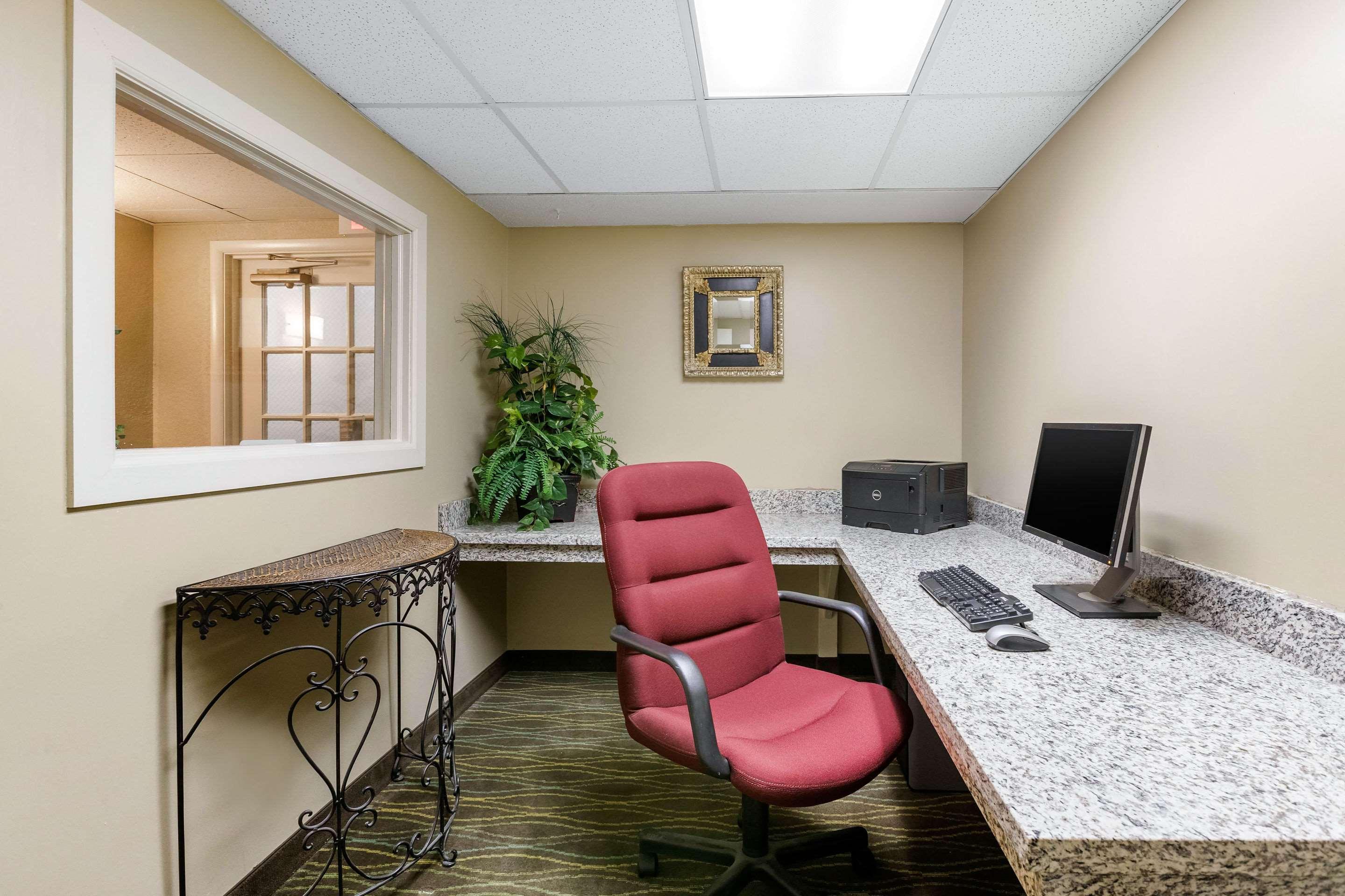 Quality Inn & Suites Des Moines - Merle Hay Road Urbandale Bagian luar foto