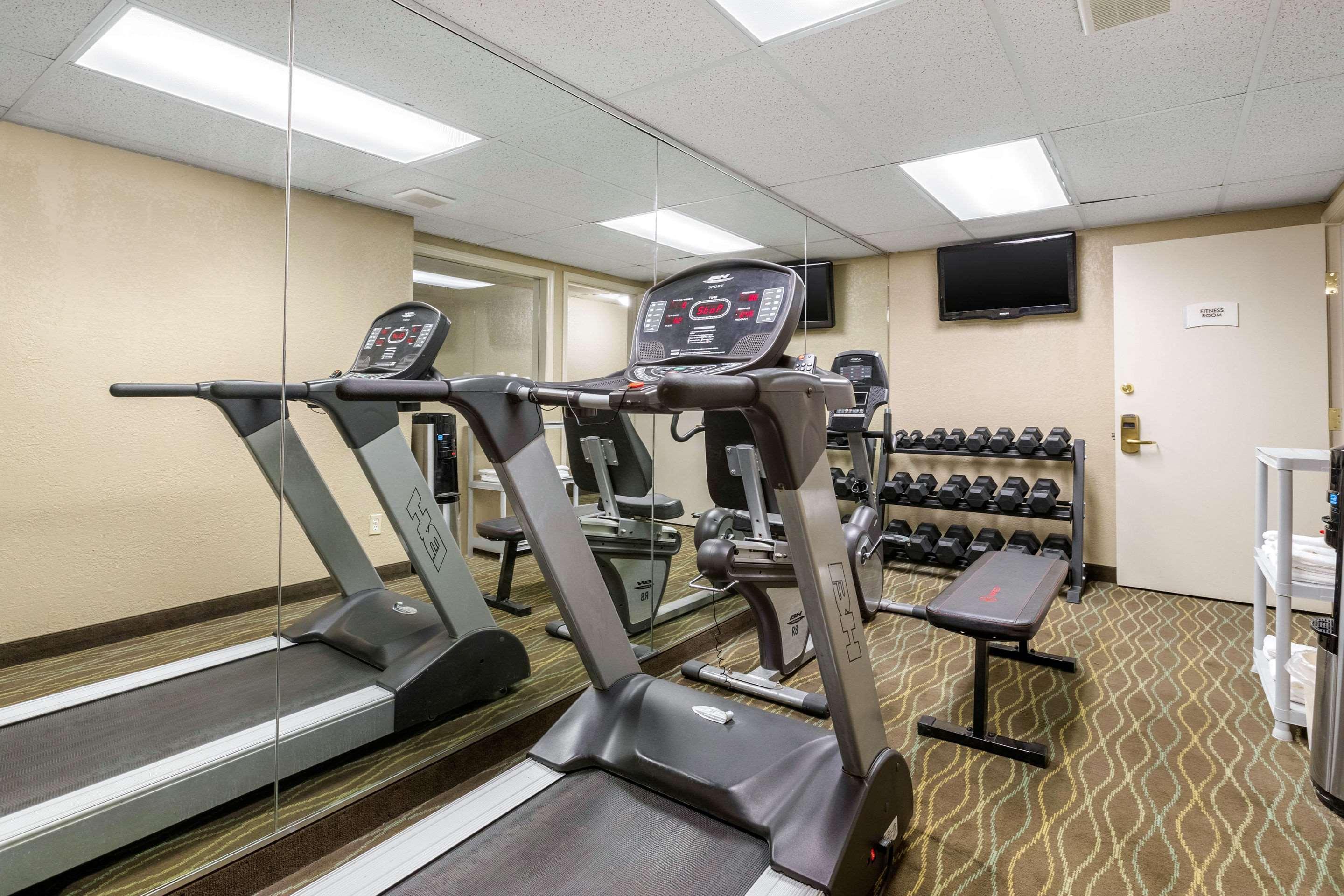 Quality Inn & Suites Des Moines - Merle Hay Road Urbandale Bagian luar foto