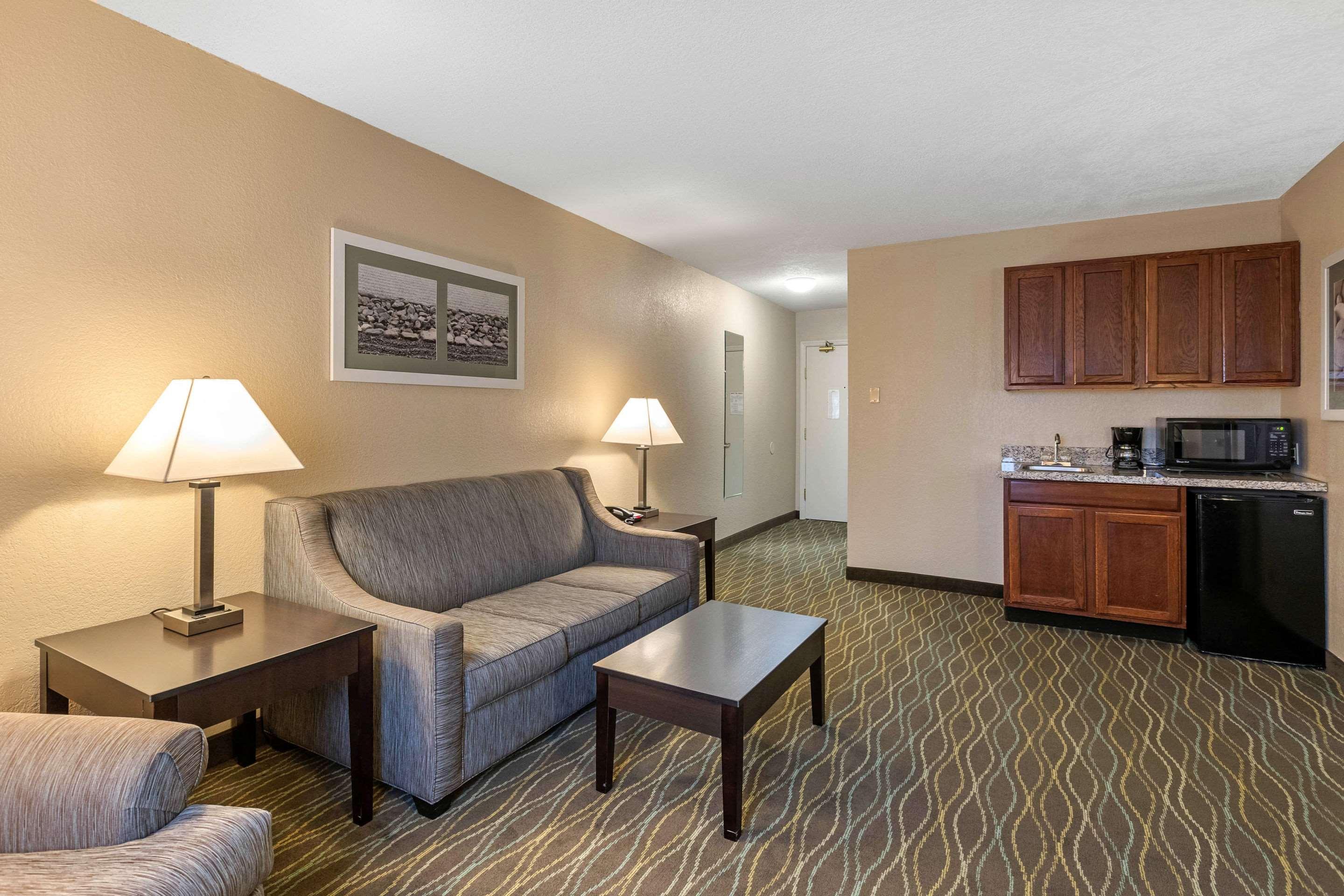 Quality Inn & Suites Des Moines - Merle Hay Road Urbandale Bagian luar foto