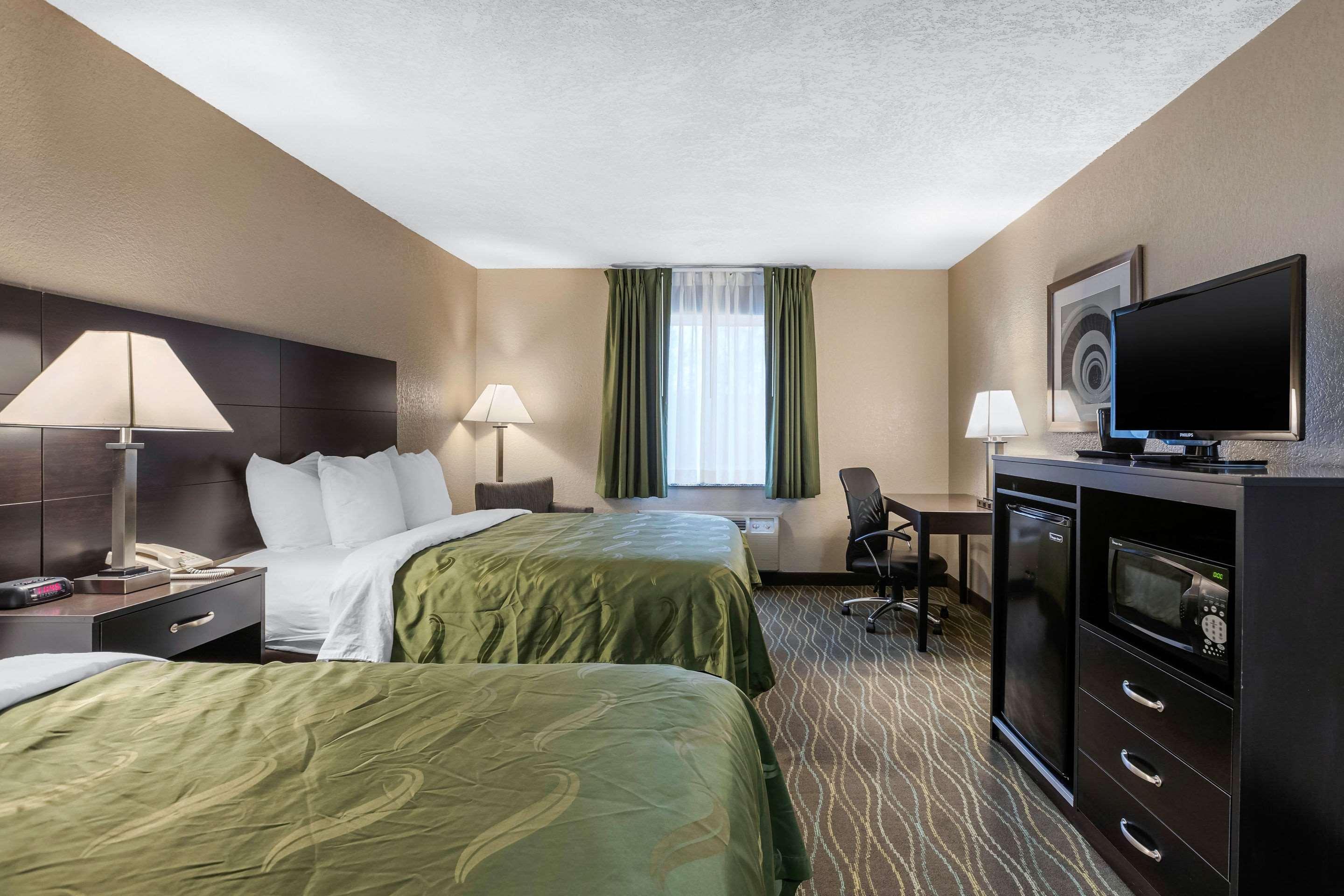 Quality Inn & Suites Des Moines - Merle Hay Road Urbandale Bagian luar foto
