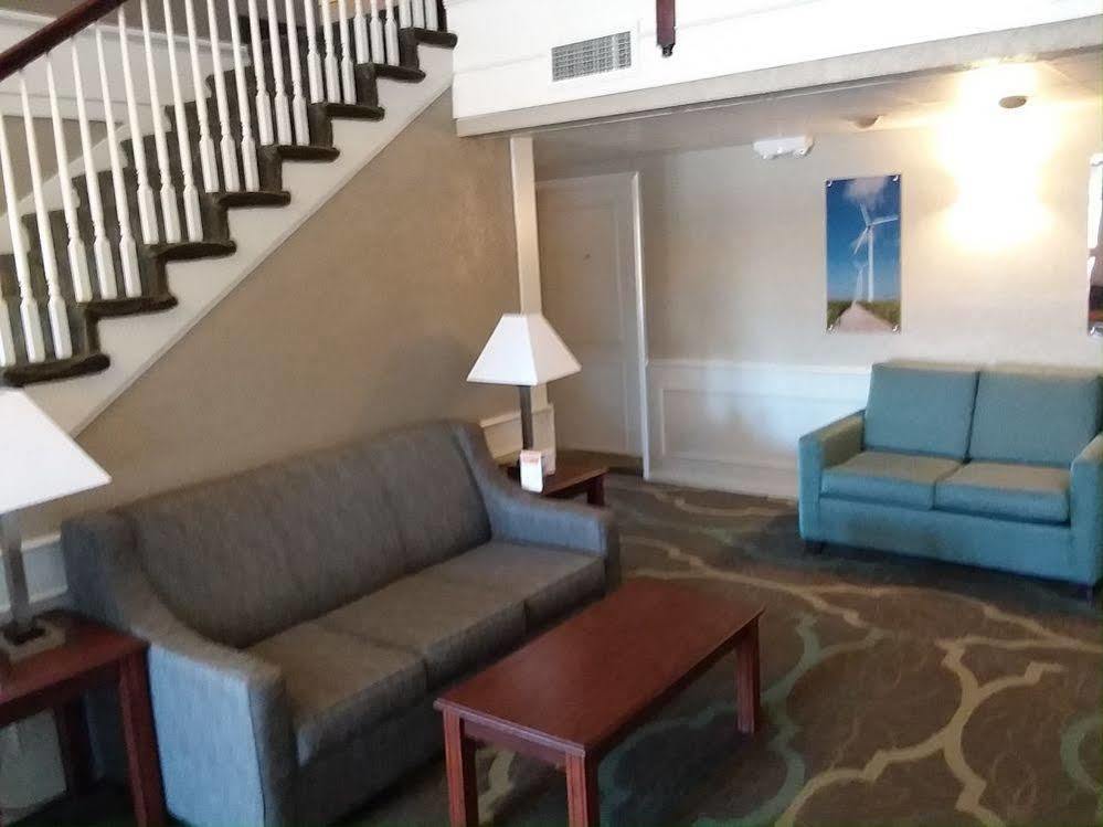 Quality Inn & Suites Des Moines - Merle Hay Road Urbandale Bagian luar foto