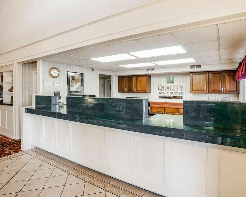 Quality Inn & Suites Des Moines - Merle Hay Road Urbandale Bagian luar foto